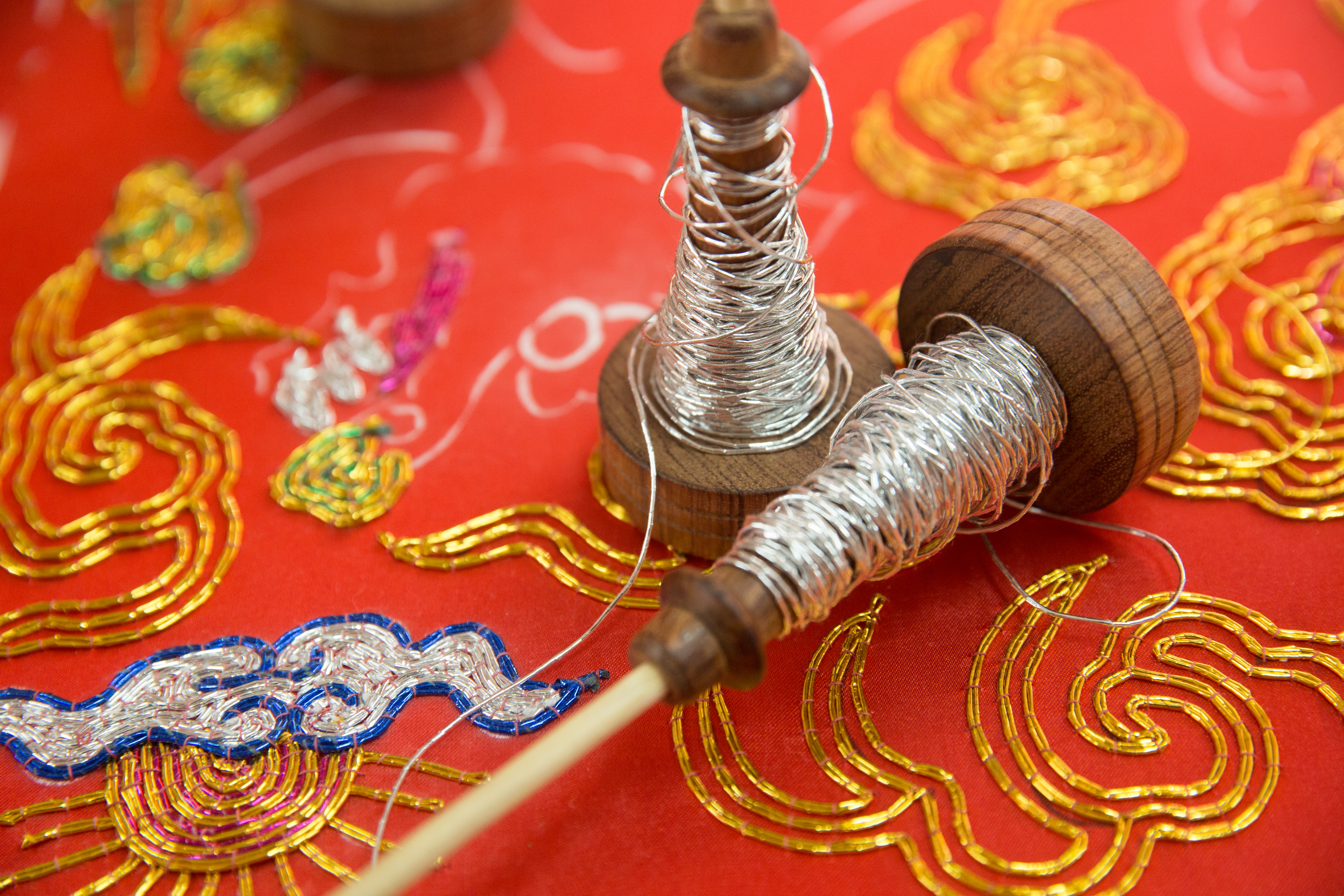 台灣刺繡的配色強烈，因為大量使用鮮豔、散發金屬光澤的蒼線。