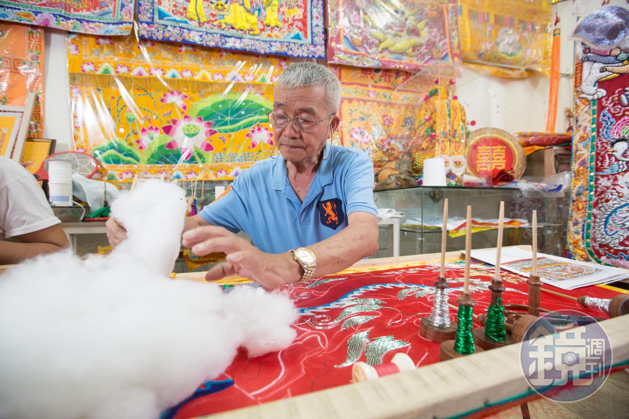 林玉泉直言，鋪棉花是台灣立體刺繡最難的功夫。