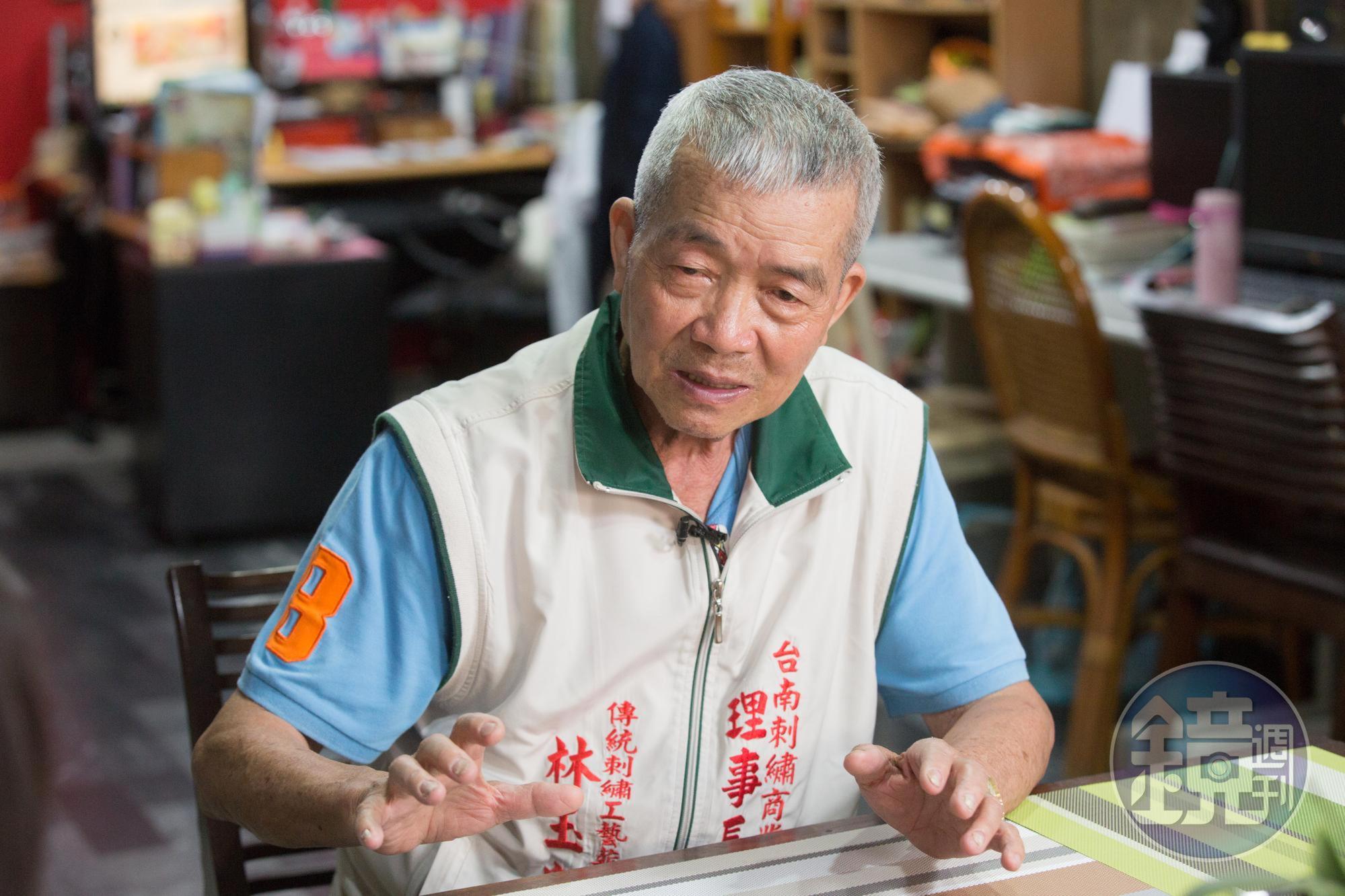 談及繡品開放進口一開始生意受挫,林玉泉直說「大陸的不漂亮」。