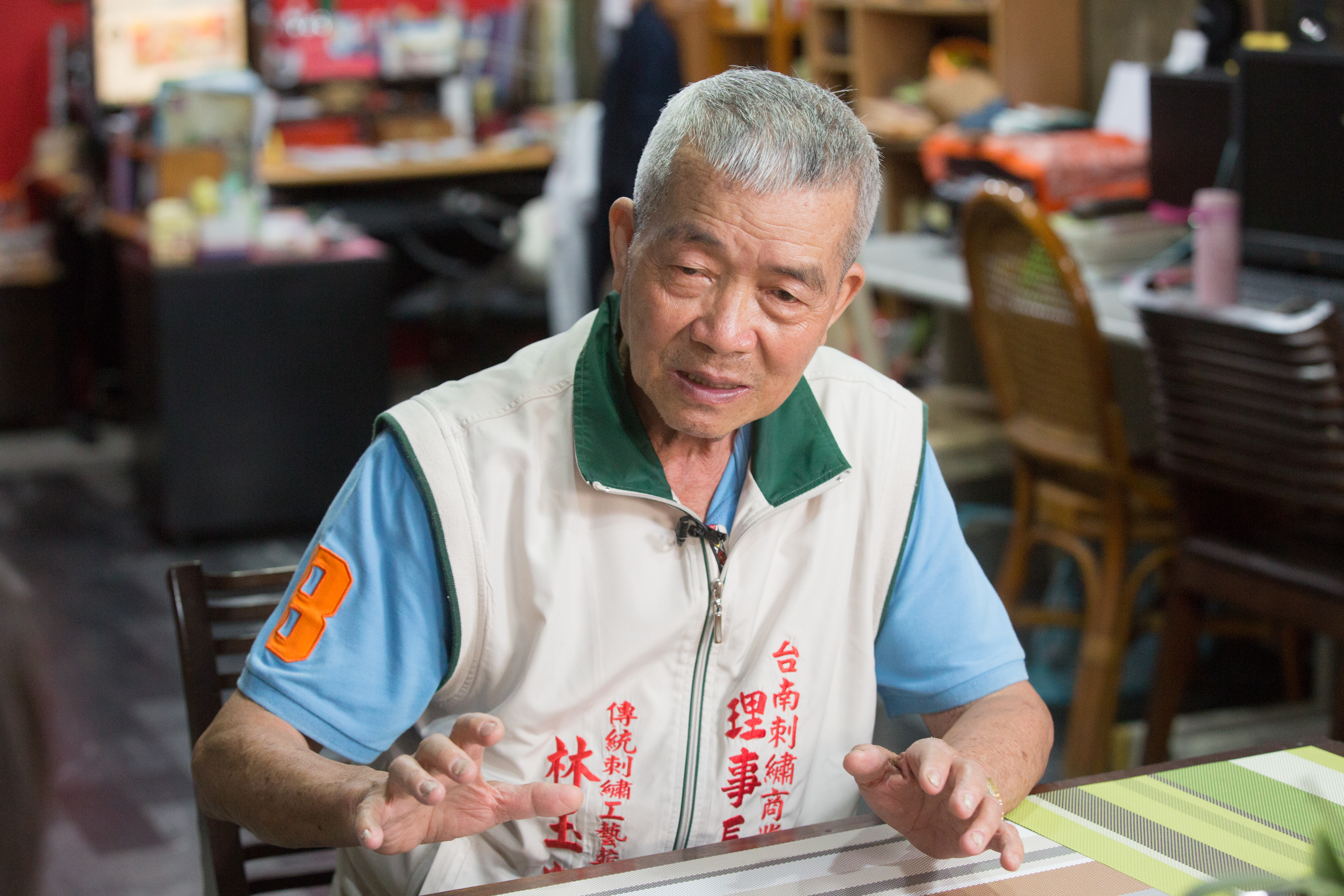 談及繡品開放進口一開始生意受挫，林玉泉直說「大陸的不漂亮」。