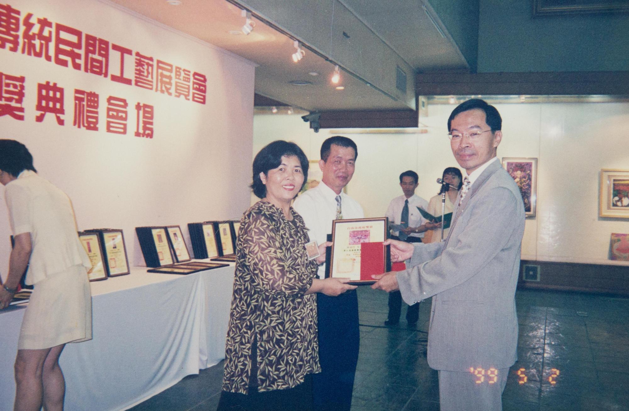 1998年第一次比賽就得等,激起林玉泉(中)的榮譽感,此後連年參賽拿獎。(林玉泉提供)