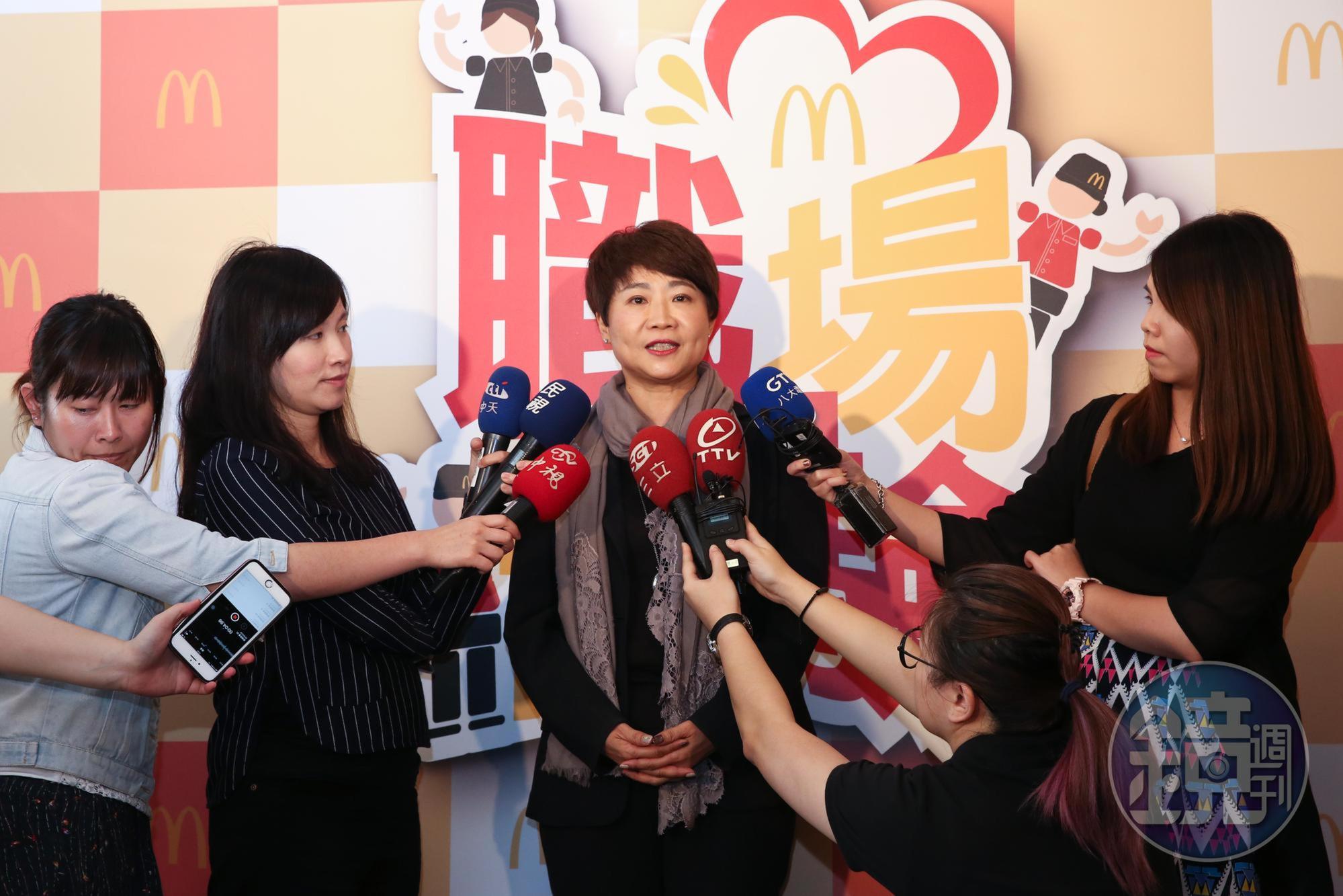 服務業爆人才荒,台灣麥當勞人力資源部副總裁藍郁琇向求職者招手。