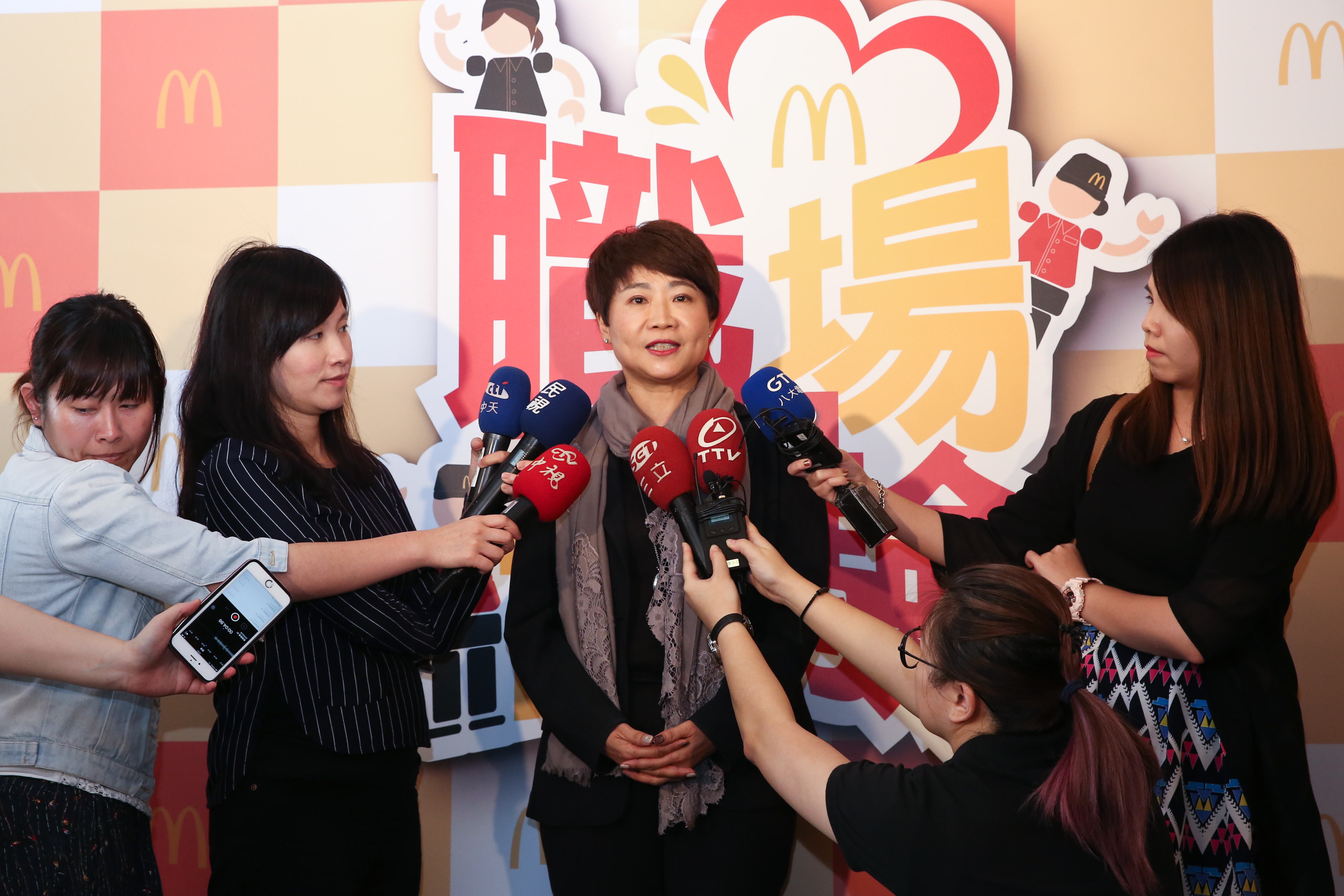 服務業爆人才荒，台灣麥當勞人力資源部副總裁藍郁琇向求職者招手。