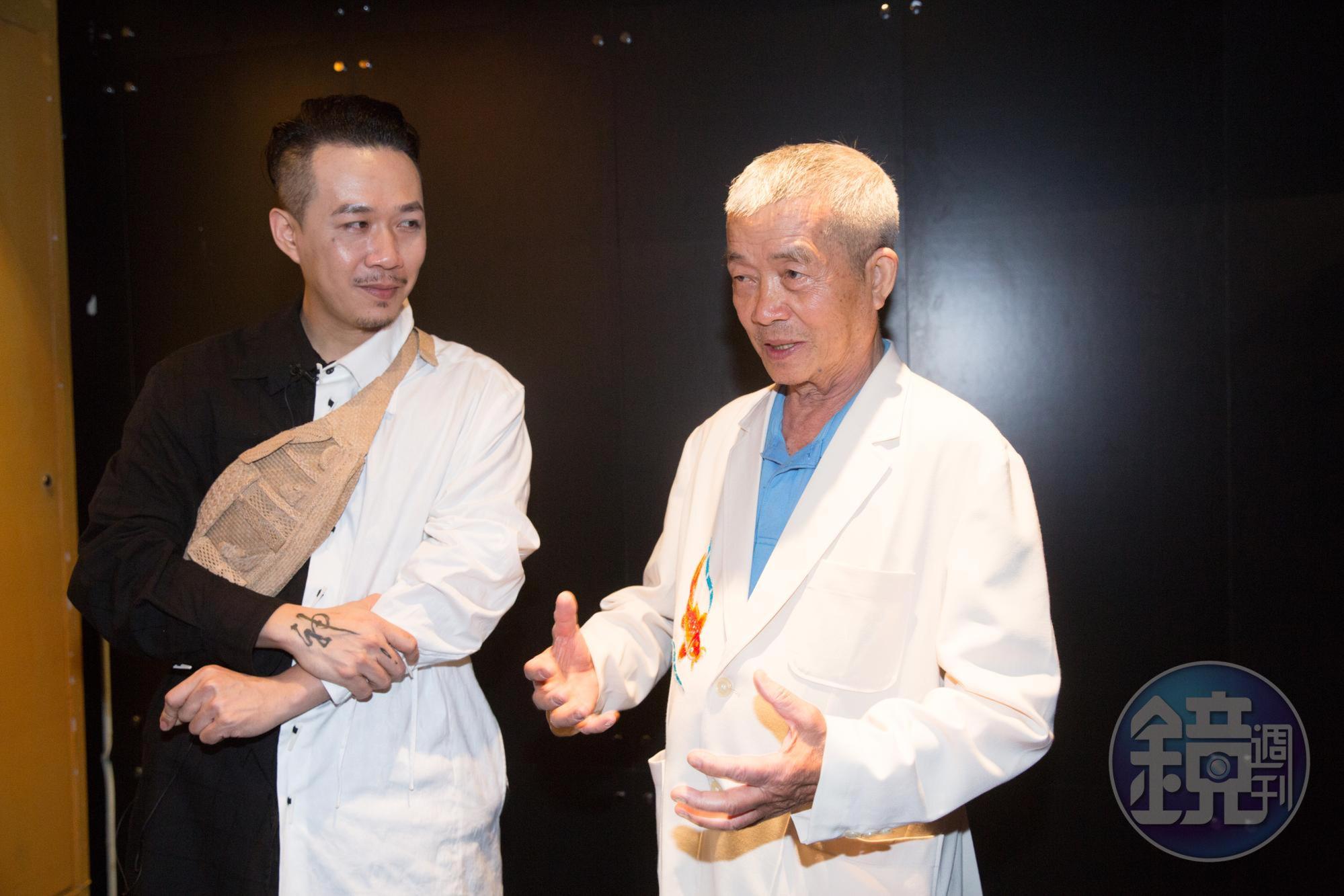 台灣時尚設計師周裕穎(左)很喜歡神明繡,但要找到願意跨界相助的工藝師不容易,林玉泉是唯一沒拒絕的老師傅。