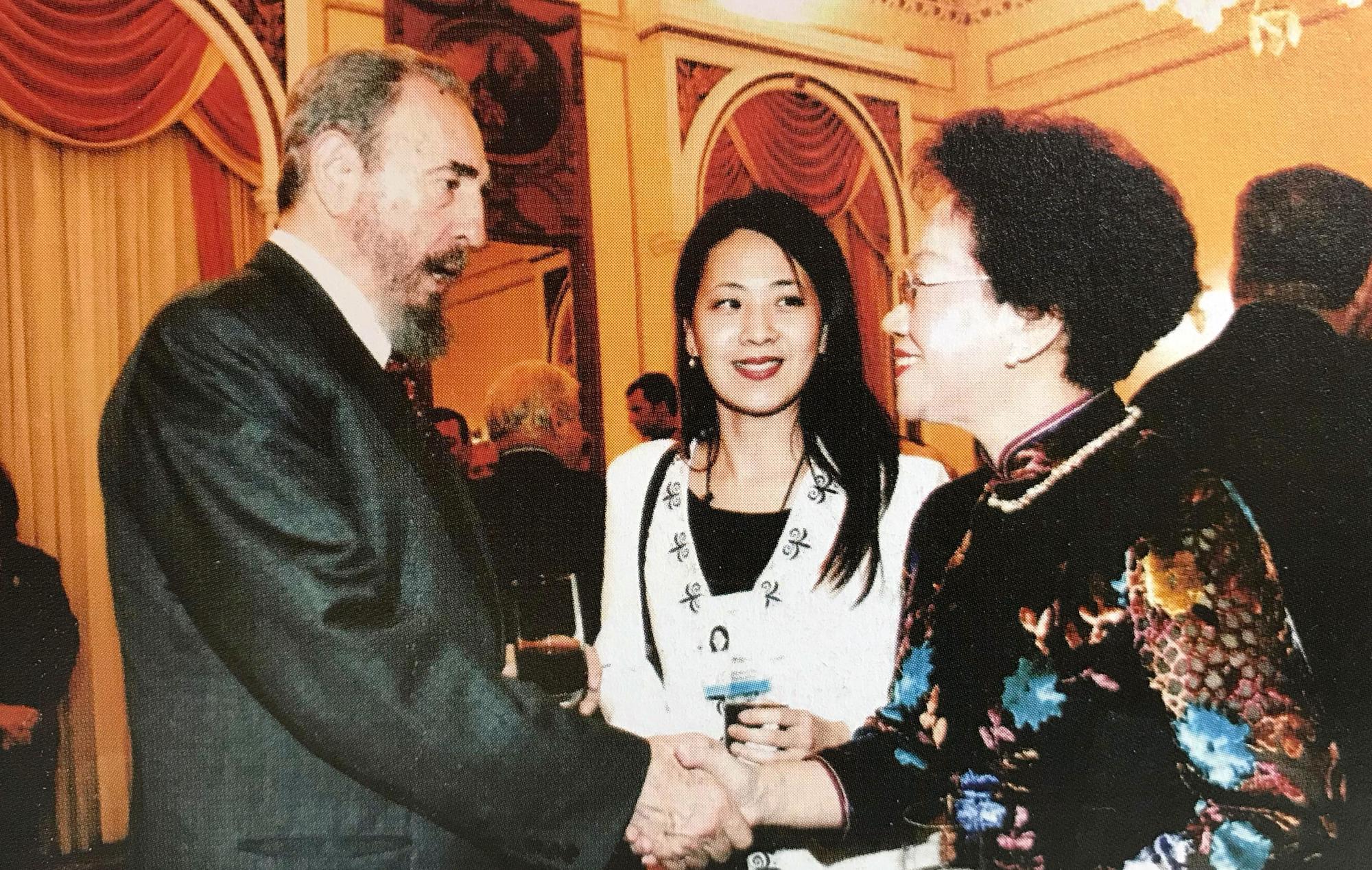 2003年，呂秀蓮（右）與卡斯楚（左）在巴拉圭總統卸任酒會相談甚歡。（呂秀蓮提供）