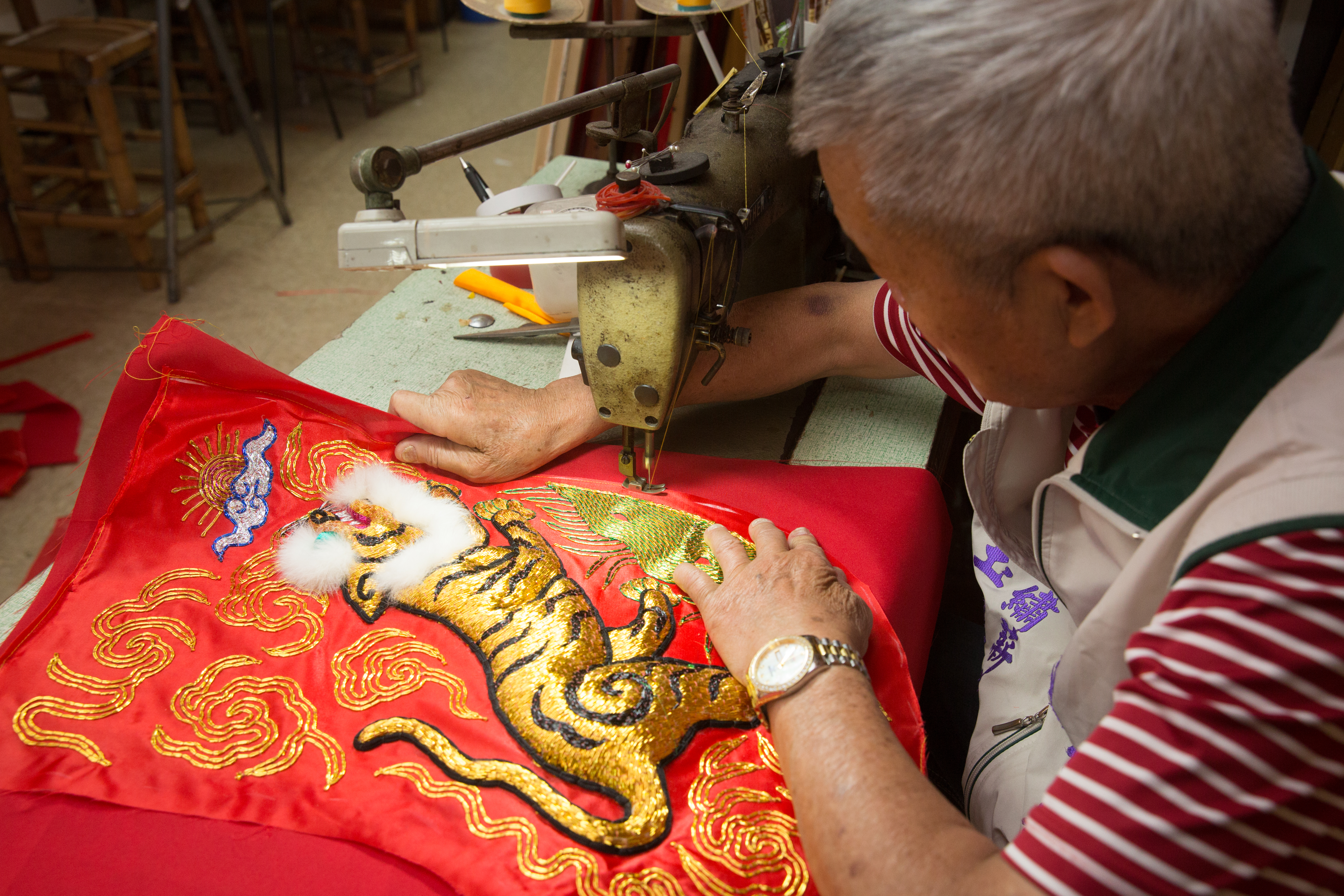 縫裡布：草稿痕跡先用濕布擦掉，熨斗整燙後再縫內裡，作品會更挺、更耐放。