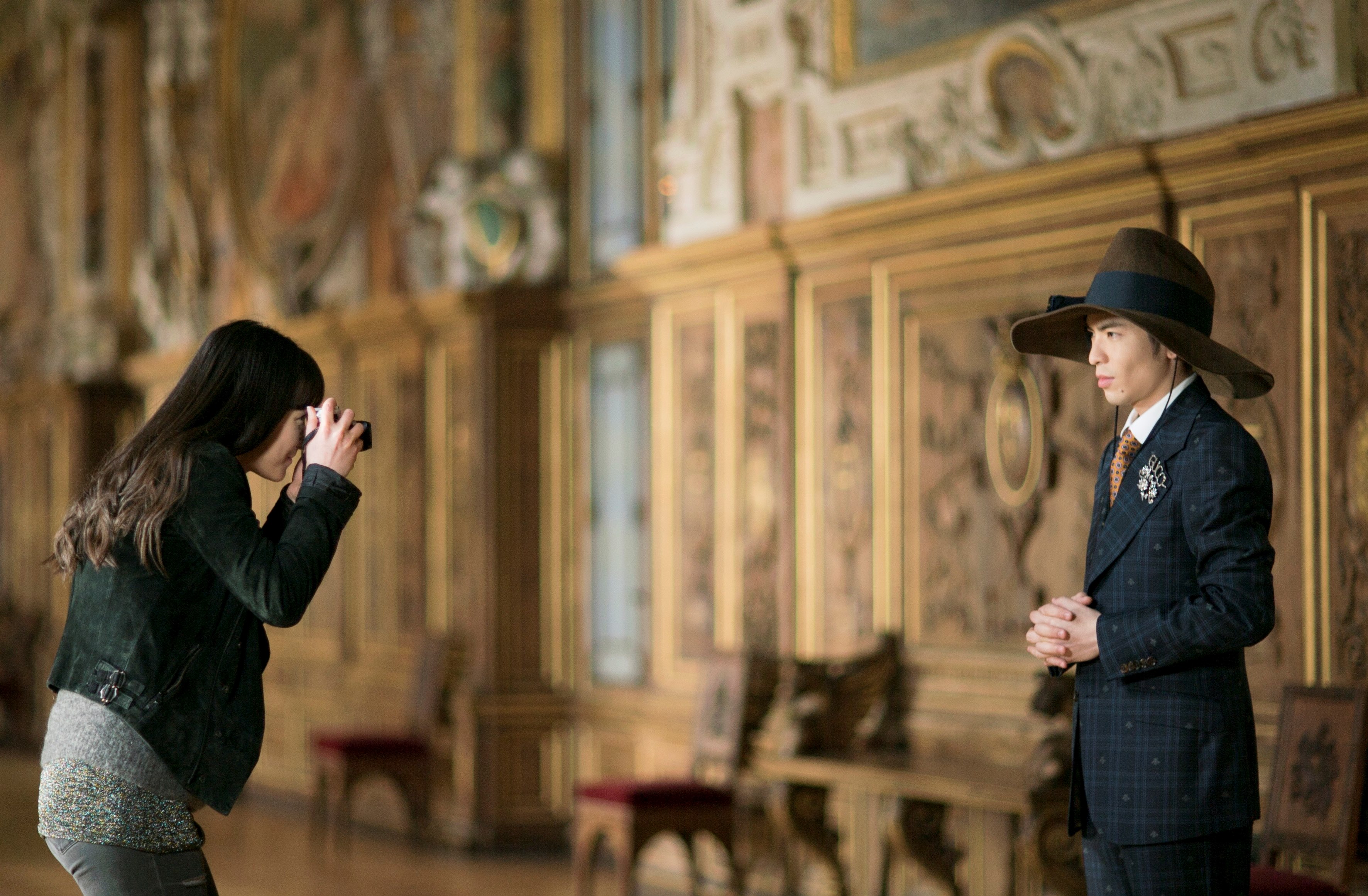 蕭敬騰法國皇宮拍MV，秀出時尚態度。（華納提供）