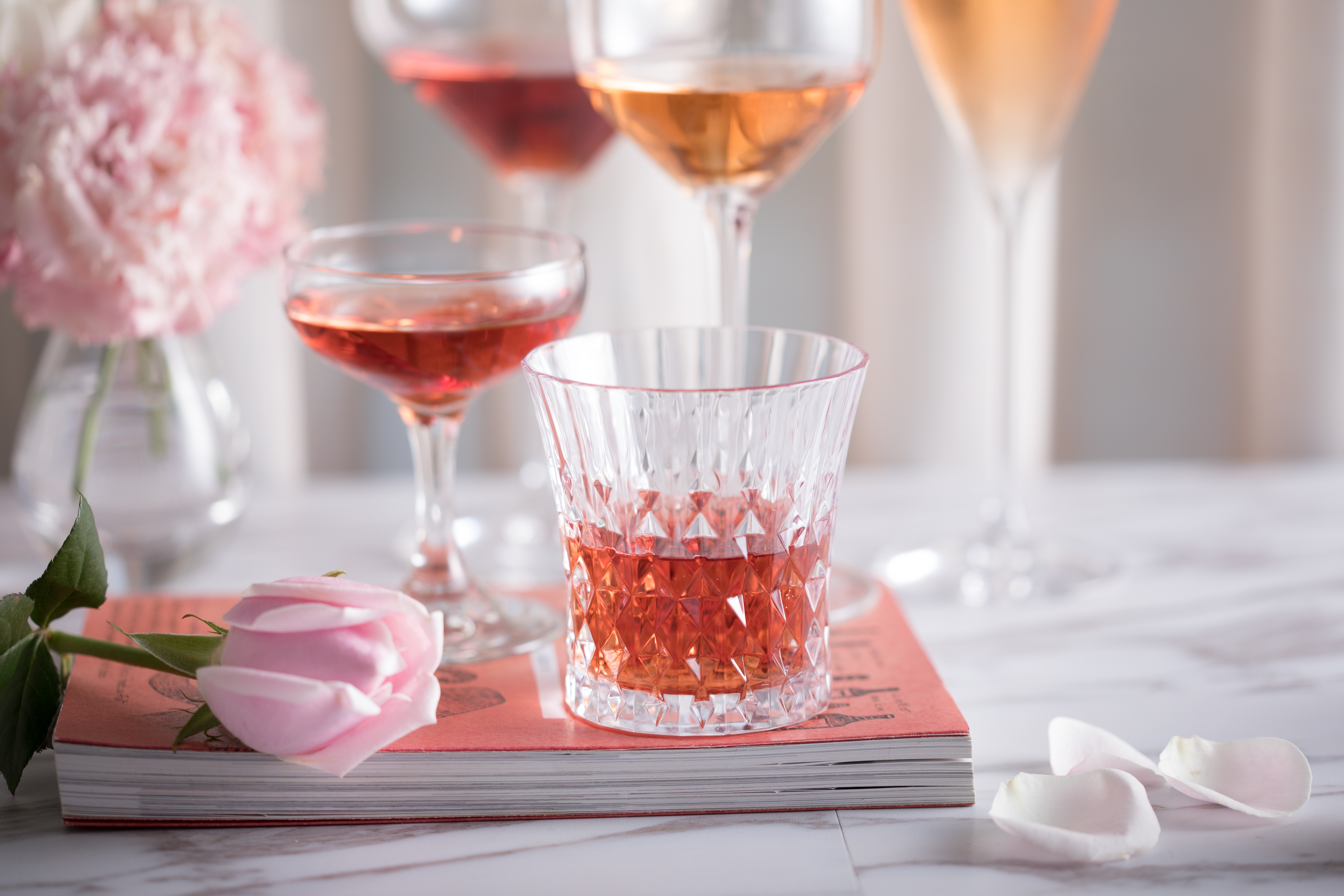 酒色迷人、口感溫和的粉紅酒，在特殊節日登場餐桌，幾乎都能融化人心。