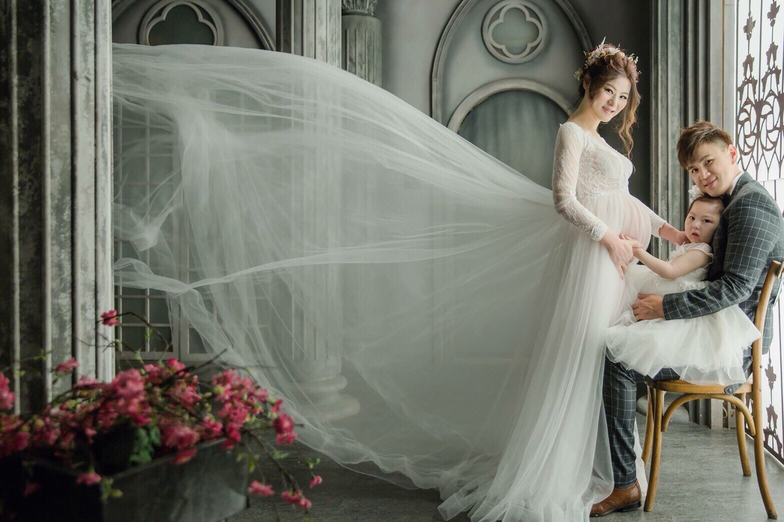 懷第二胎時，吳依凡（左）和林冠佑（右）帶著林芊羽（中）拍下美麗的全家福，這張照片至今仍是吳依凡的臉書封面。（吳依凡提供）