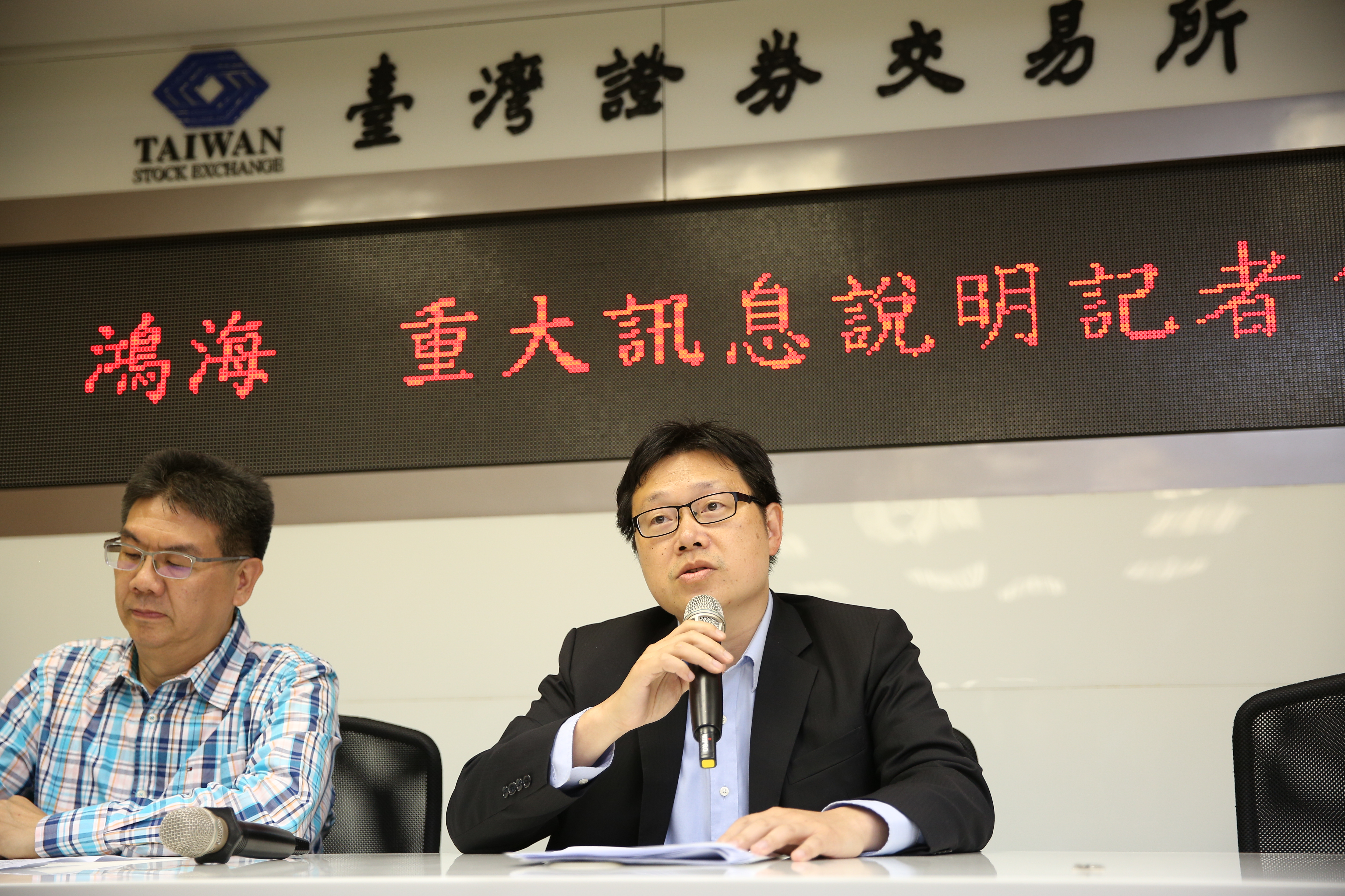 鴻海資深處長龔文霖說，減資是不影響現金流量下做的決定。