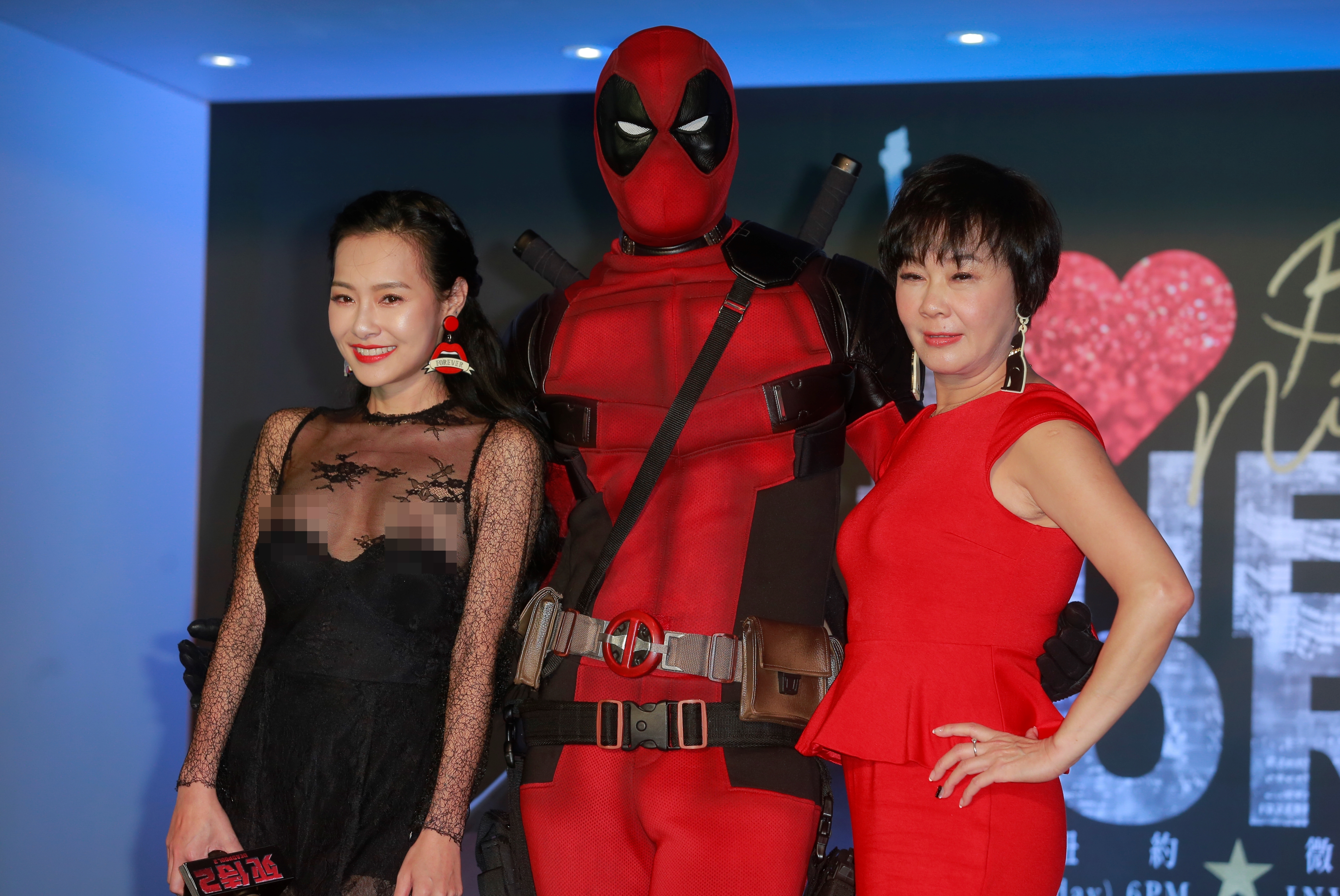 王思佳與媽媽布蘭妮參加微風之夜與《死侍2》合作的首映會，竟不慎穿幫露點，大黑棗出場見客，在她身旁的布蘭妮也沒發現。