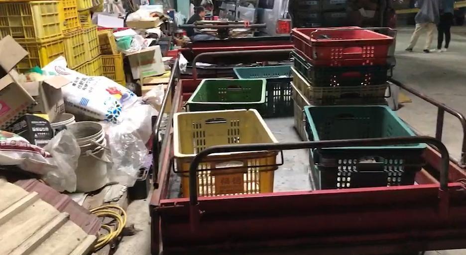 命案現場凌亂不堪，被翻箱倒櫃，加上三名死者頭部均受重擊，警方懷疑是劫財殺人。（警方提供）