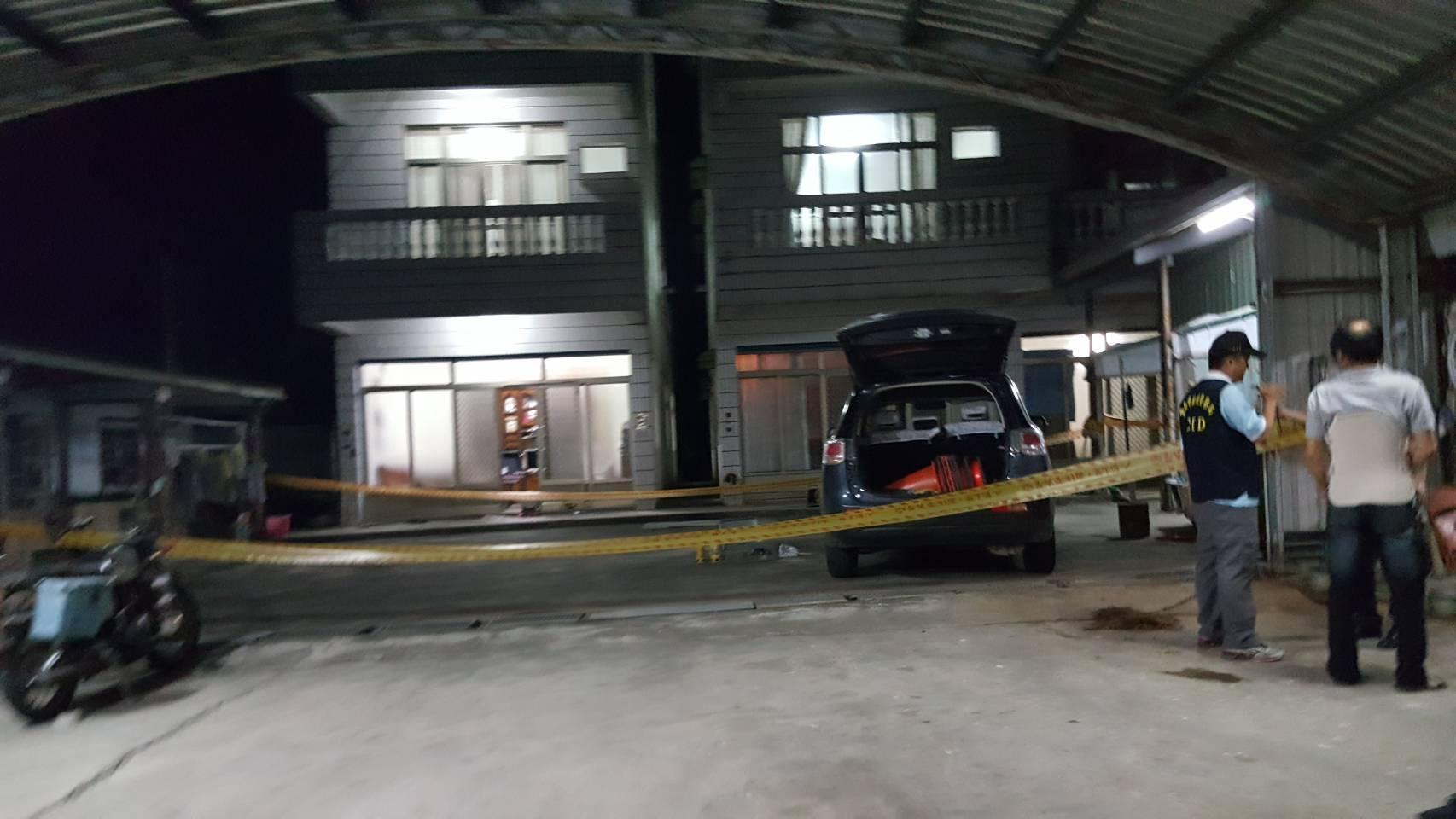 警方圍起封鎖線，現場勘驗，死亡三人皆為親友。（警方提供）