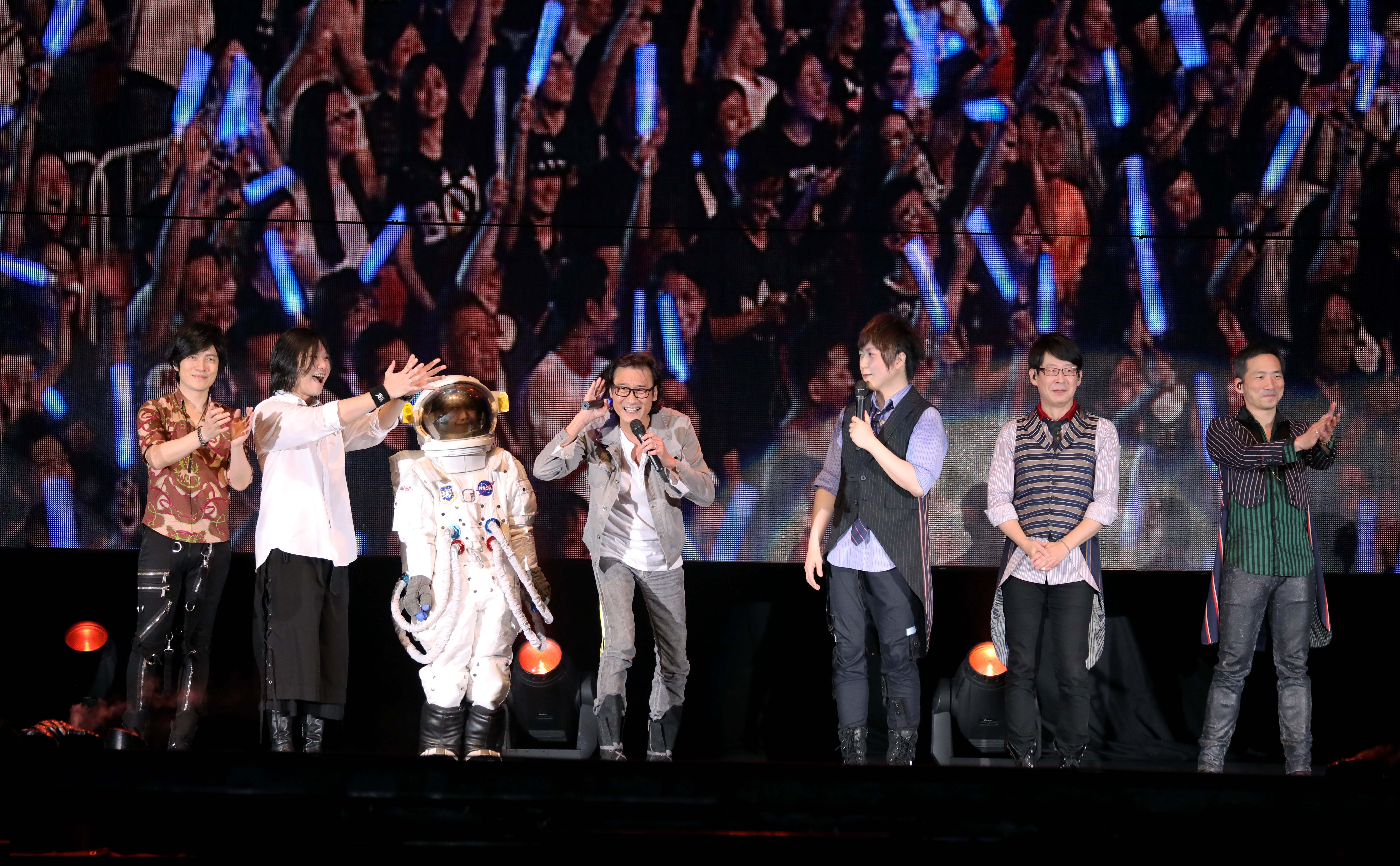 五月天香港第4場演唱會請到影帝登場，曾跨刀〈頑固〉MV的梁家輝現身，連五月天都超興奮。