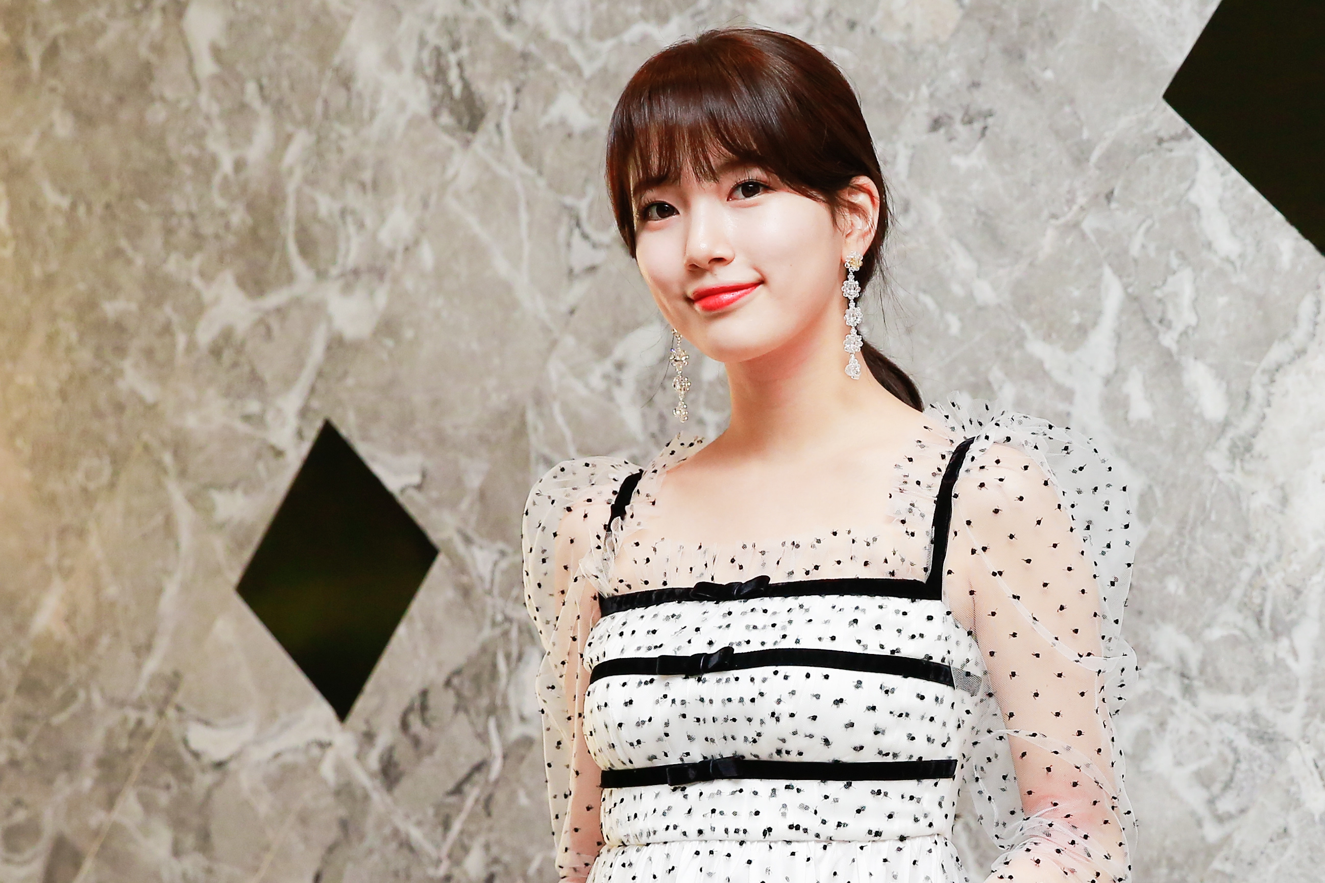 韓國國民初戀女神秀智電眼驚人，撩得人不要不要的。