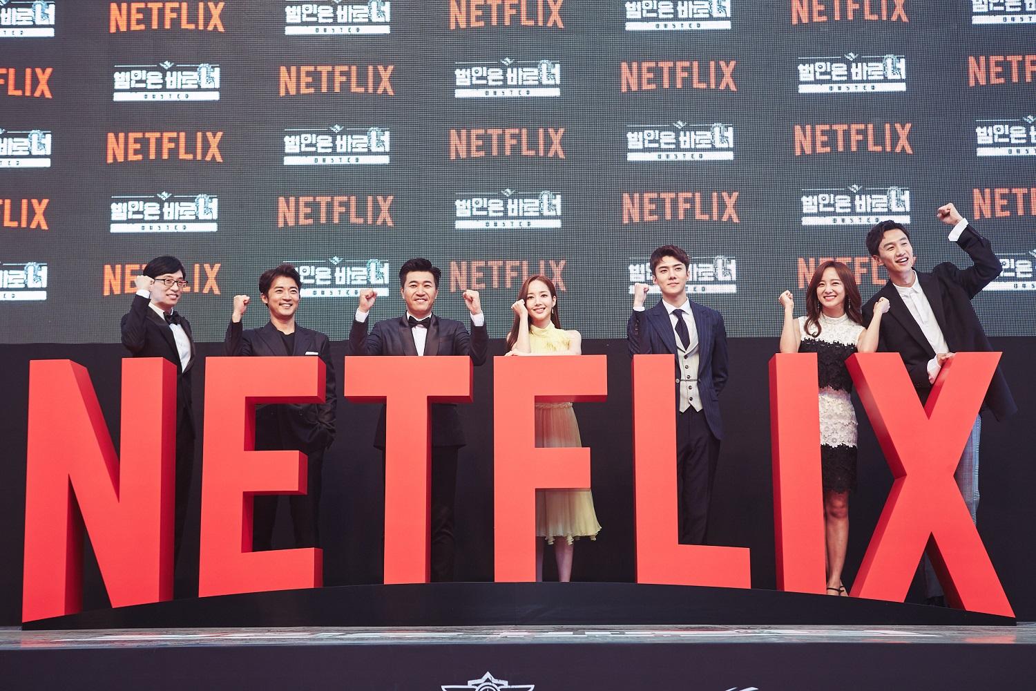 Netflix推出《BUSTED！明星來解謎》，找來劉在錫（左起）、安在旭、金鐘旼、朴敏英、EXO世勳、gu9udan世正、李光洙正同主持。（Netflix提供）