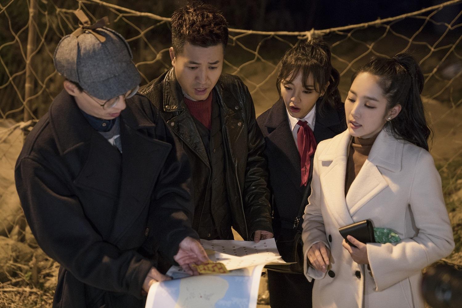 全新型態的《BUSTED！明星來解謎》，以幾乎無劇本的方式進行拍攝，主持群只能憑簡單指令解謎。（Netflix提供）