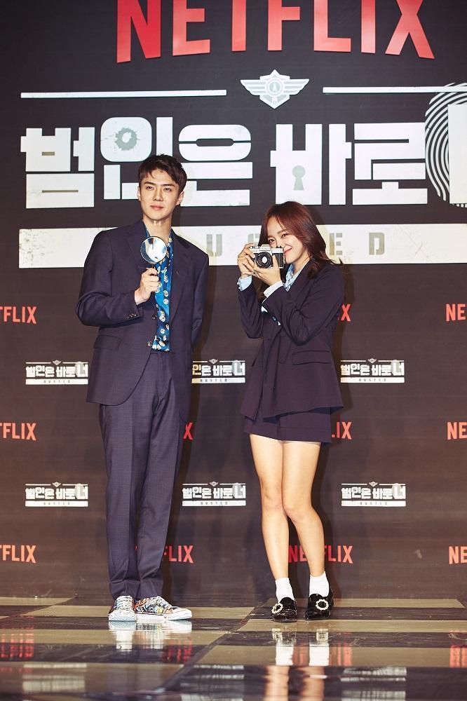 世勳（左）、世正在節目中是年輕活躍的偵探。（Netflix提供）