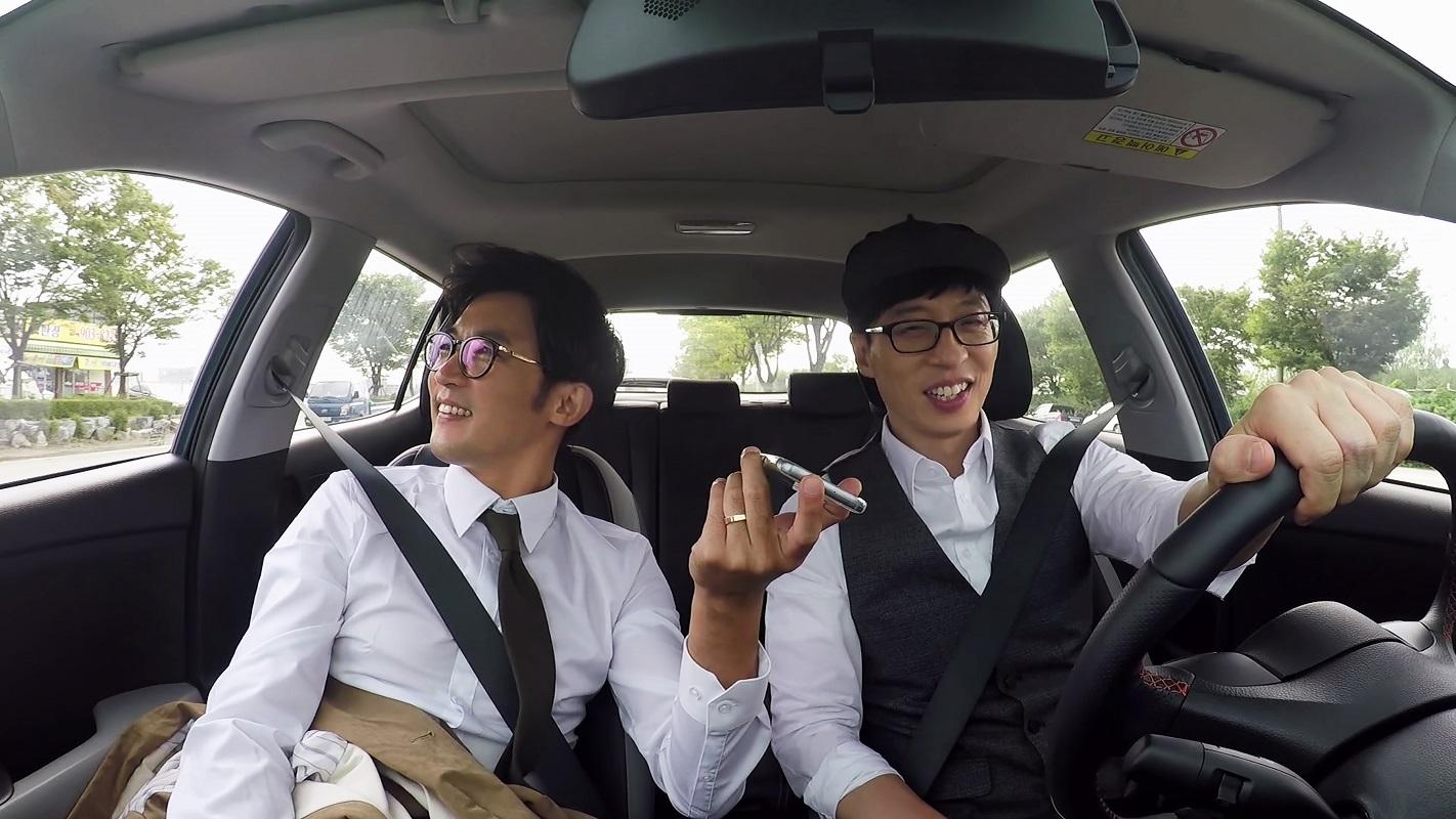 劉在錫（右）、安在旭在《BUSTED！明星來解謎》中因辦案隨時移動，有著與《Running Man》類似的機動性。(Netflix提供)