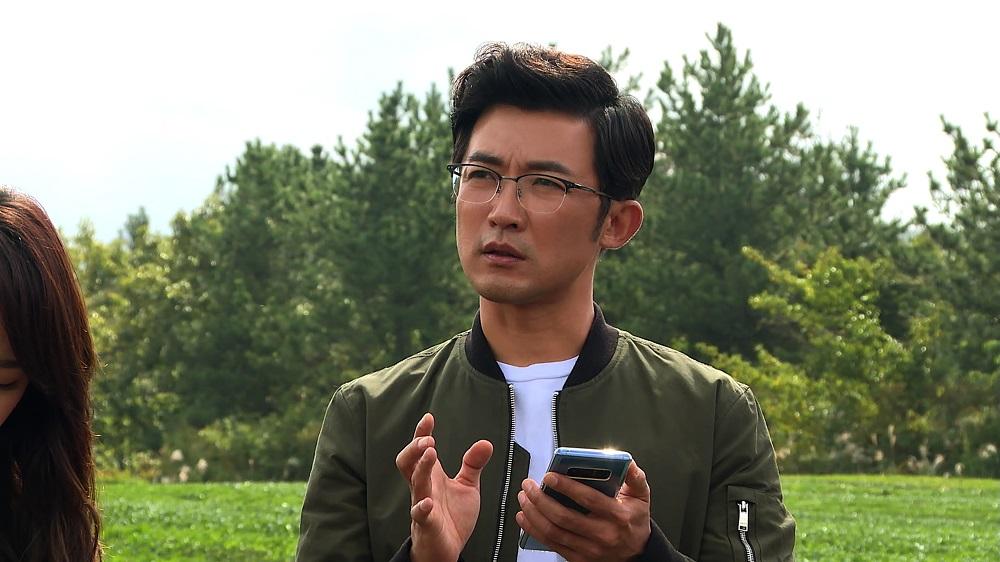 安在旭首次參與綜藝主持，大讚3位製作人演技佳又冷靜。（Netflix提供）