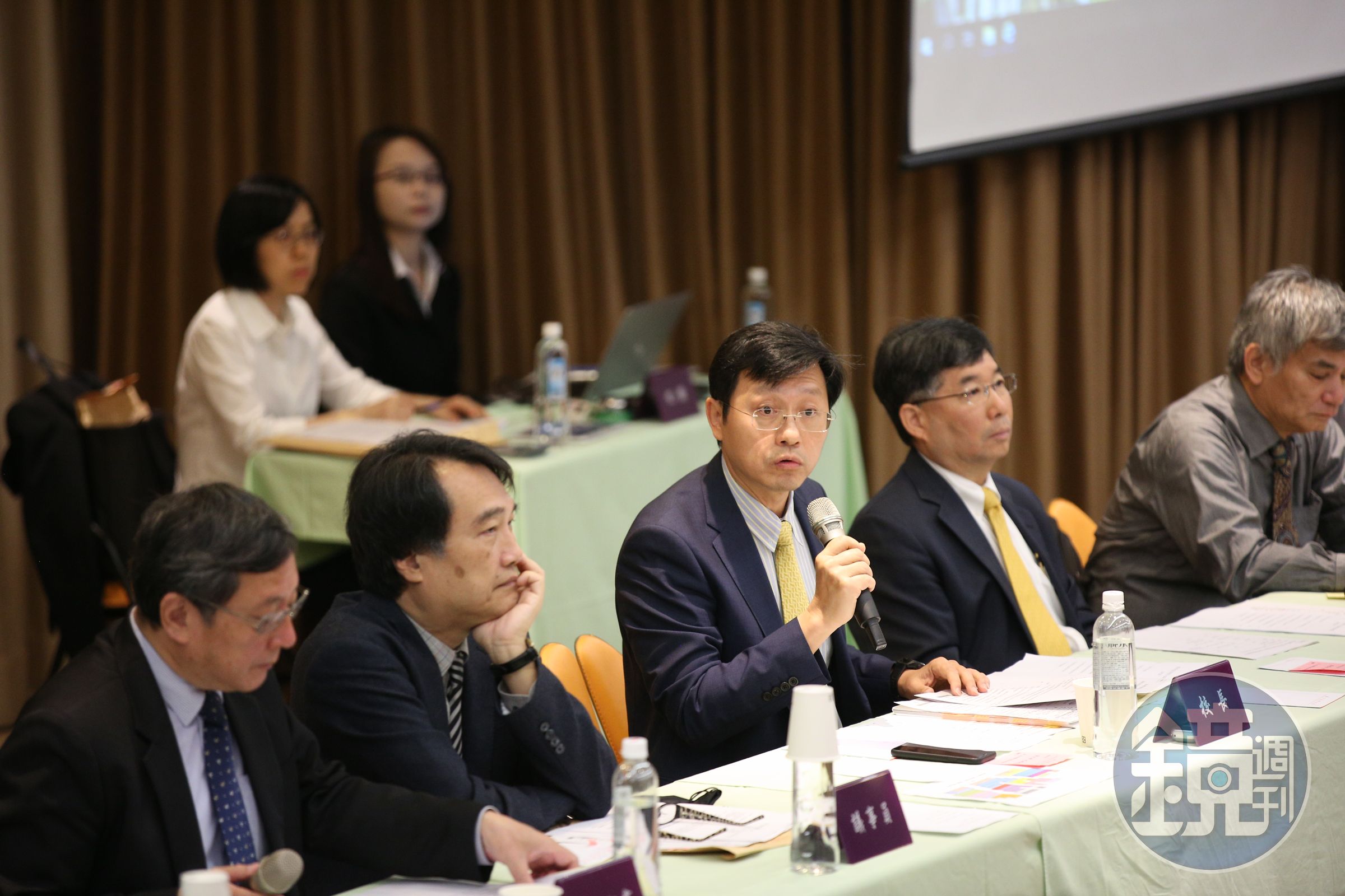 台大臨時校務會議討論過程非常熱烈，台大代理校長郭大維不斷以表決方式讓議事順利進行，校務代表必須高舉出席單才能投票。