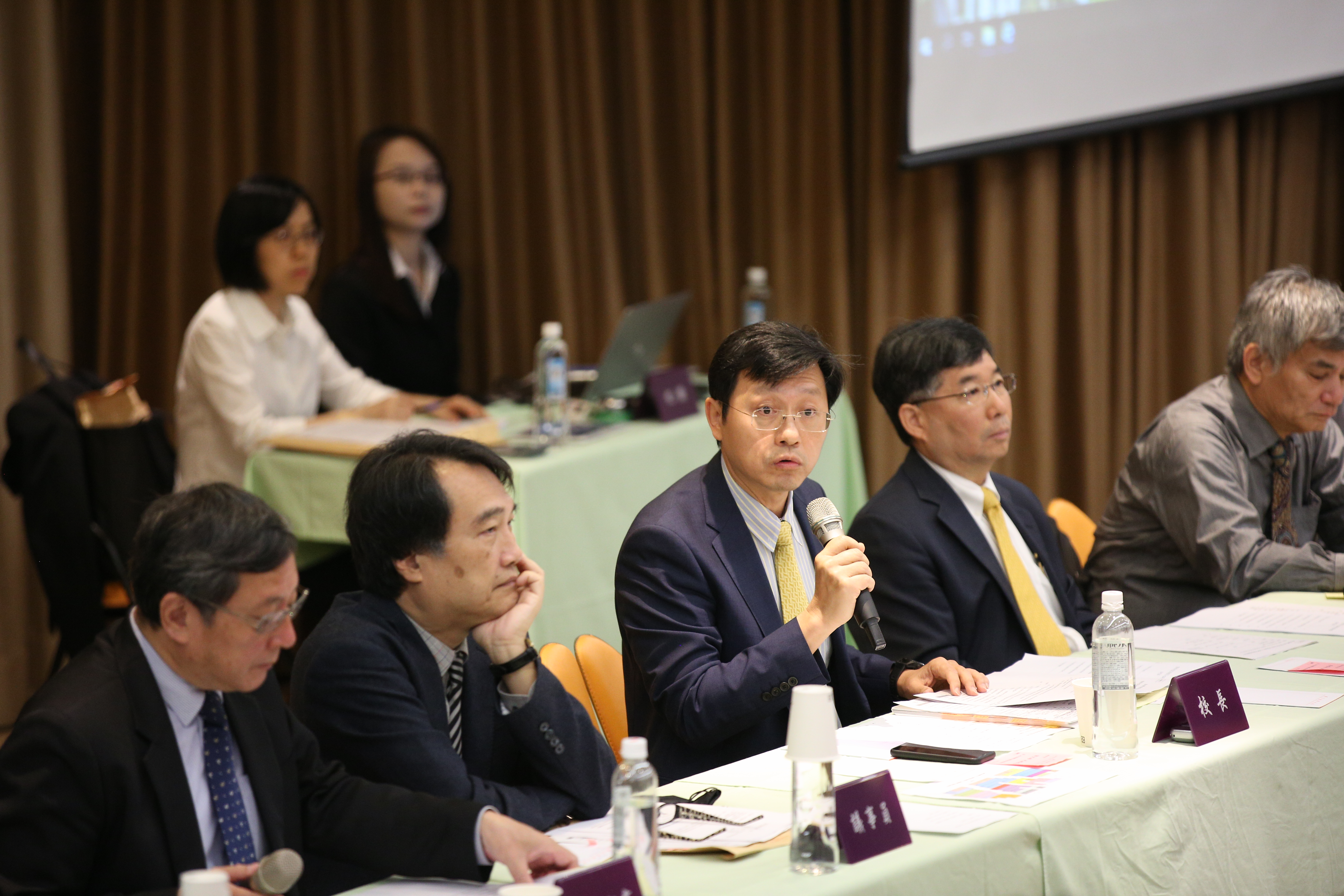 台大臨時校務會議討論過程非常熱烈，台大代理校長郭大維不斷以表決方式讓議事順利進行，校務代表必須高舉出席單才能投票。