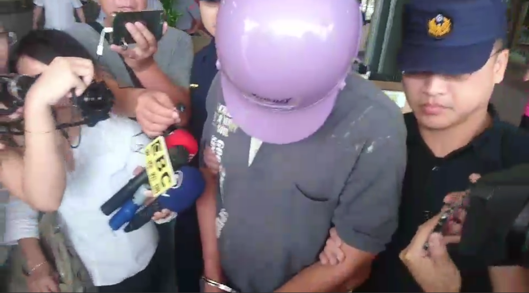 狠殺3名至親的郭嫌被警方移送。(翻攝畫面)