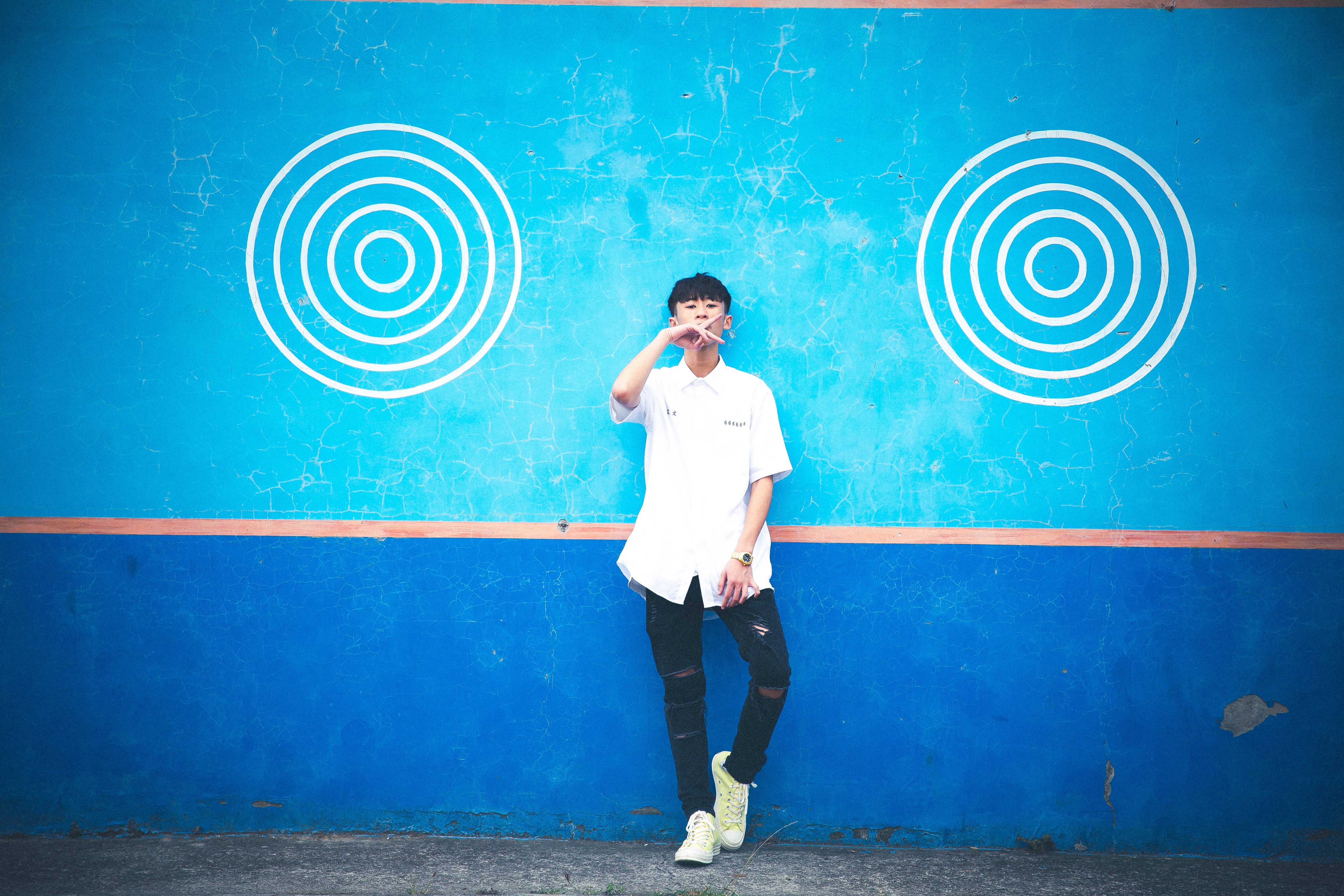 艾文同學初試啼聲，將在5月11日推出首支單曲《不想上課》。（混血兒娛樂提供）