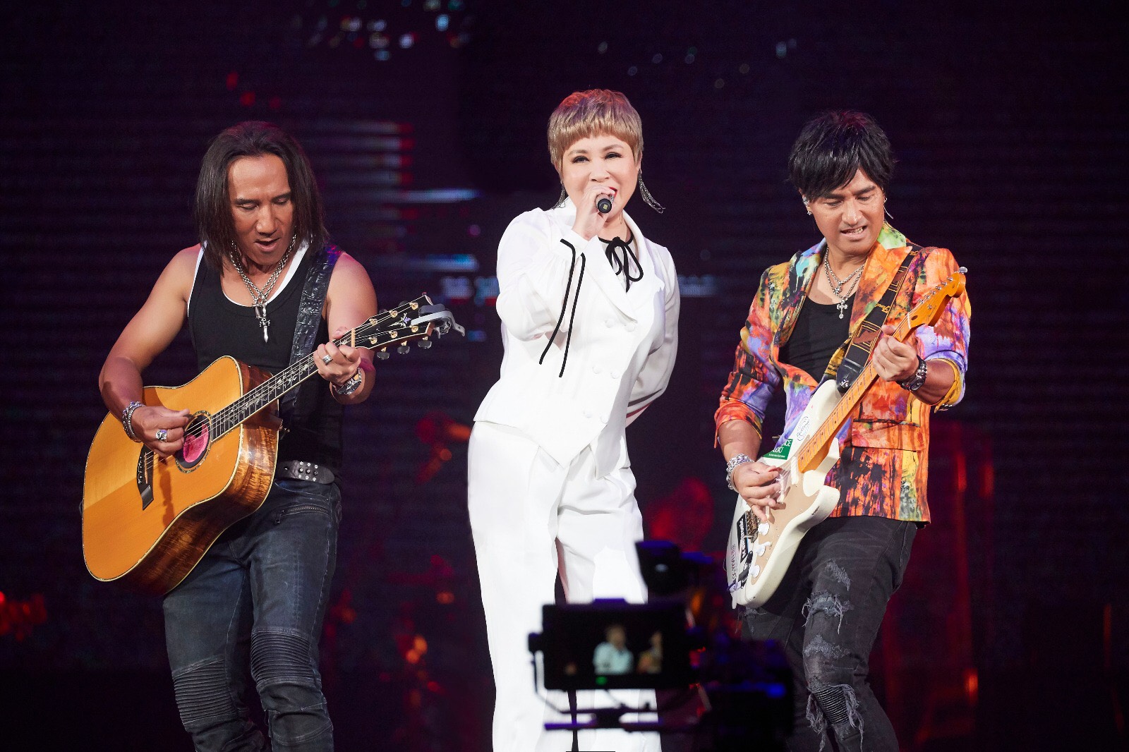 黃小琥現身與動力火車飆唱＜熱情的沙漠＞，三人在台上妙語如珠。（華研提供）