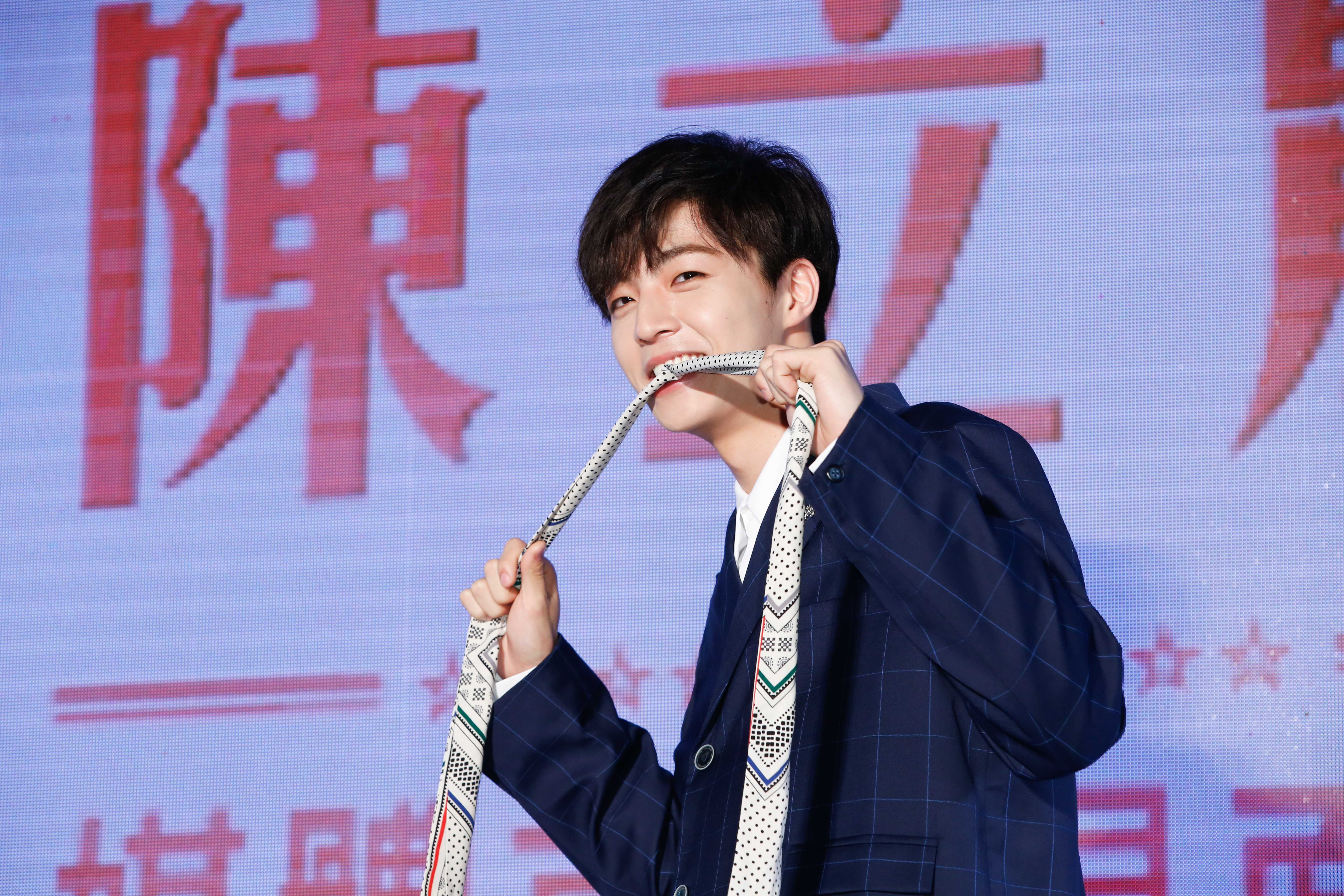 陳立農首度見面會，擺出逗趣姿勢。