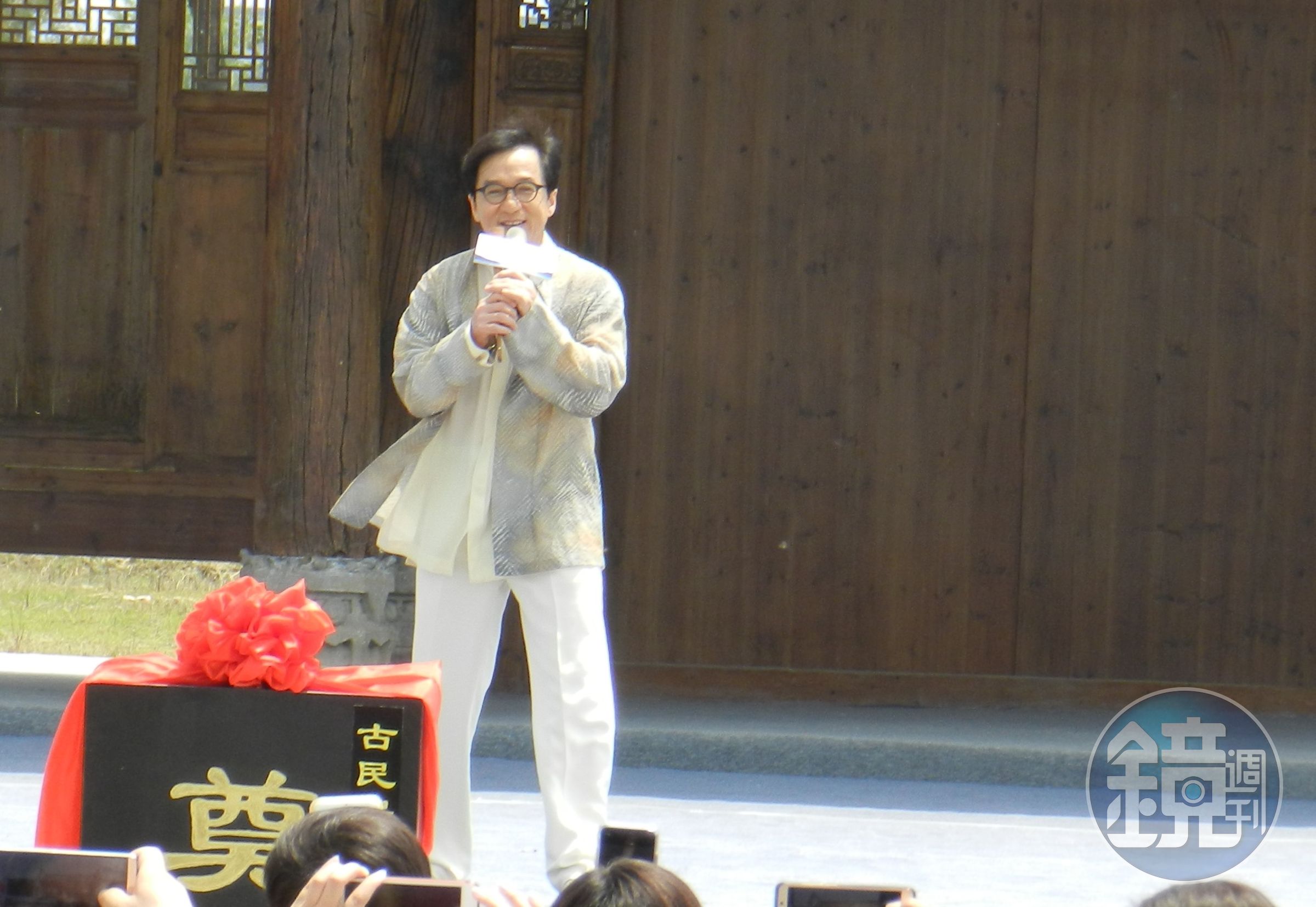 成龍在安徽蚌埠的古民居修復區舉行奠基儀式，未來他收藏的4棟徽派古厝就會在此地整建修復。