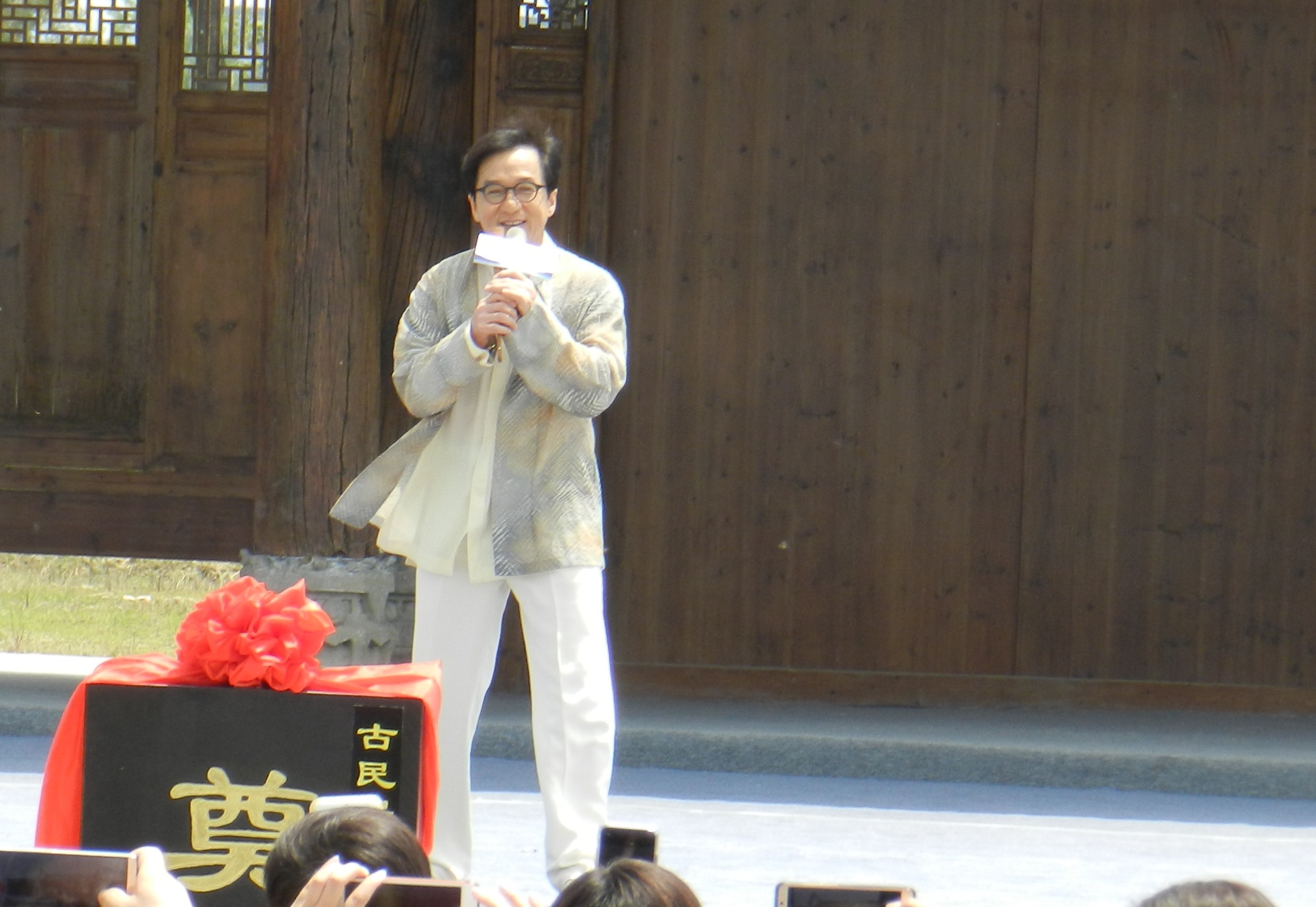 成龍在安徽蚌埠的古民居修復區舉行奠基儀式，未來他收藏的4棟徽派古厝就會在此地整建修復。