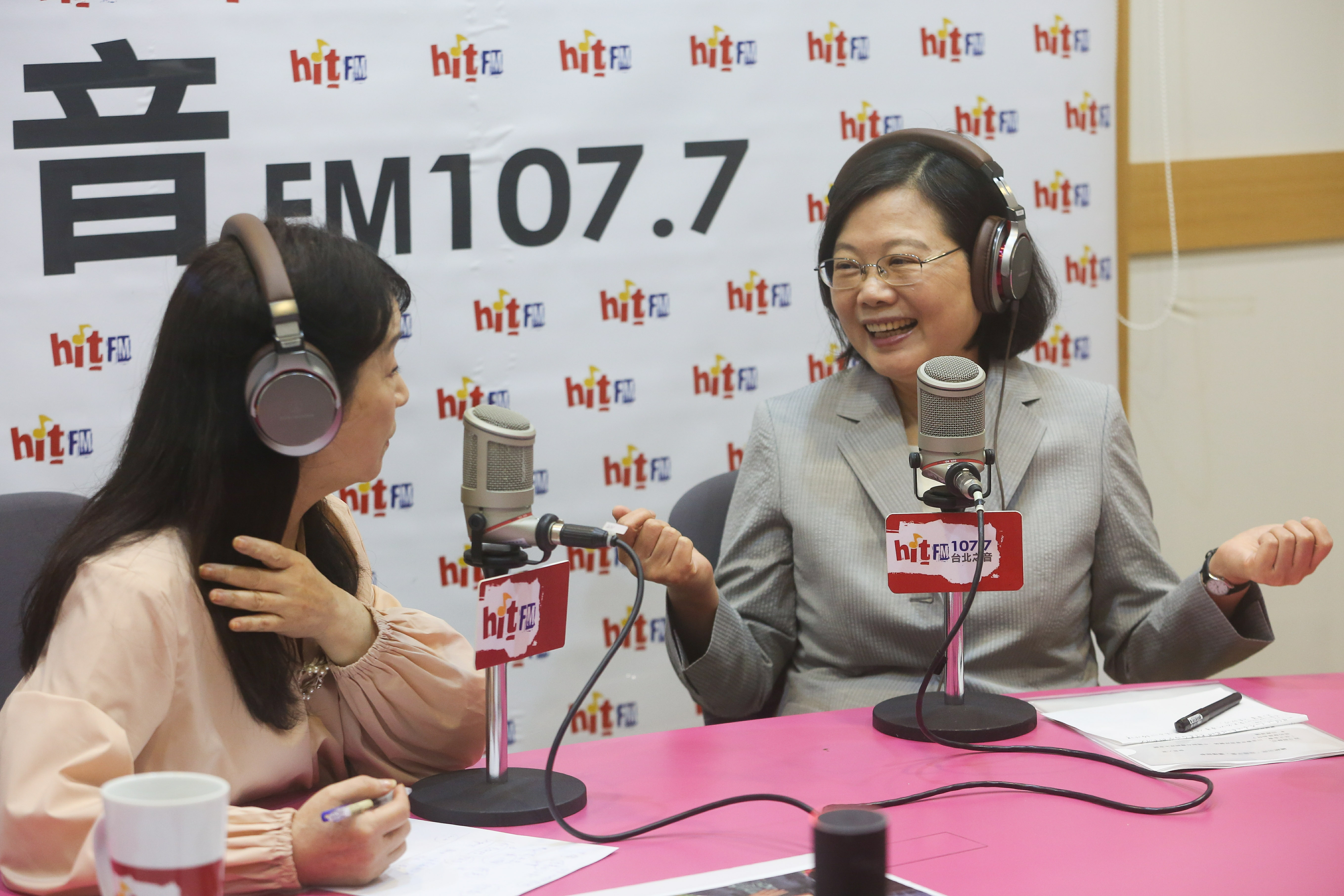 針對年底選舉是否再次禮讓台北市長柯文哲，總統兼民進黨主席蔡英文（右）表示，這幾天會由選對會提出建議案，「我們要等集體決策。」