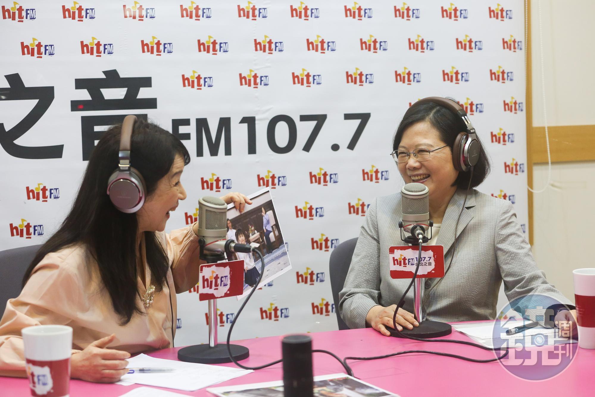 主持人周玉蔻（左）詢問蔡英文（右）謠言說小英傾向禮讓柯文哲再選台北市長，蔡表示這是謠言，「妳不能拿謠言來問我。」