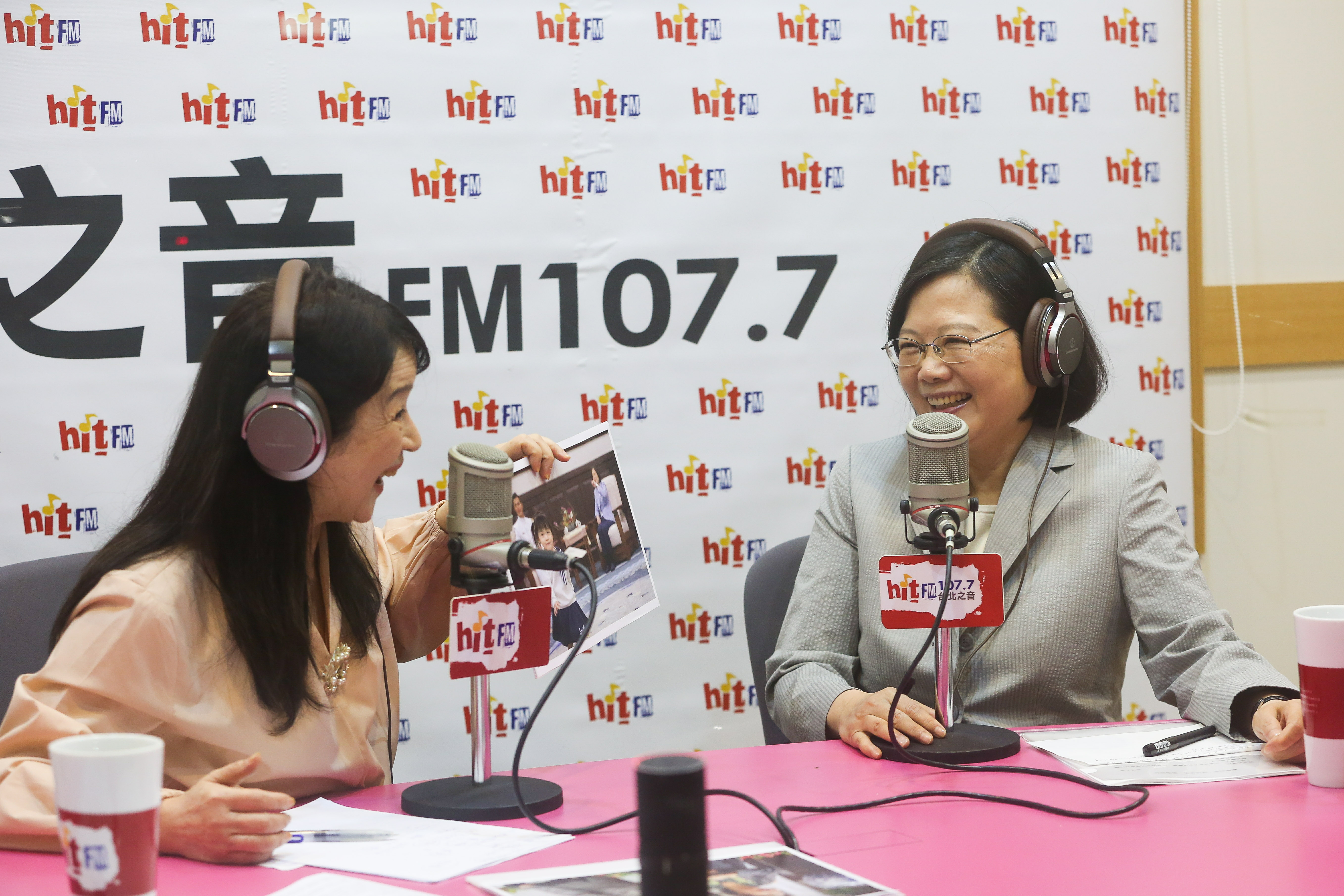 主持人周玉蔻（左）詢問蔡英文（右）謠言說小英傾向禮讓柯文哲再選台北市長，蔡表示這是謠言，「妳不能拿謠言來問我。」