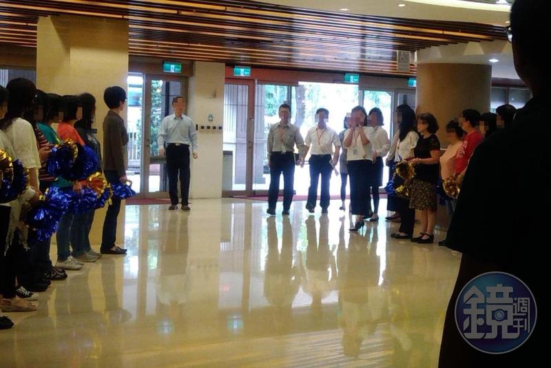 財資中心員工被要求在上班時間，於1樓大廳彩排迎賓。