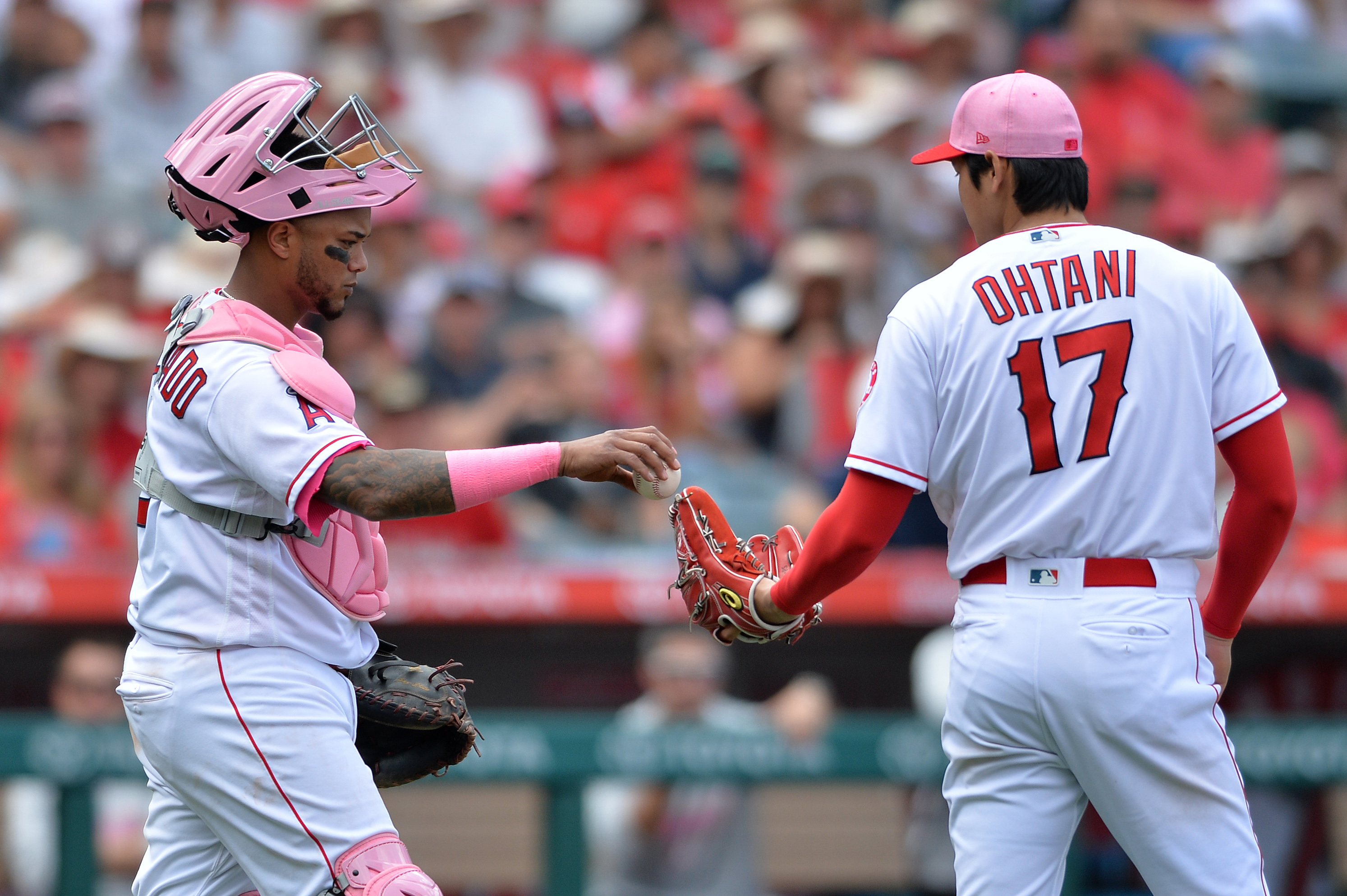 大谷翔平第6局遭遇亂流，捕手適時暫停安撫他的情緒，順利化解本局危機。（東方IC）