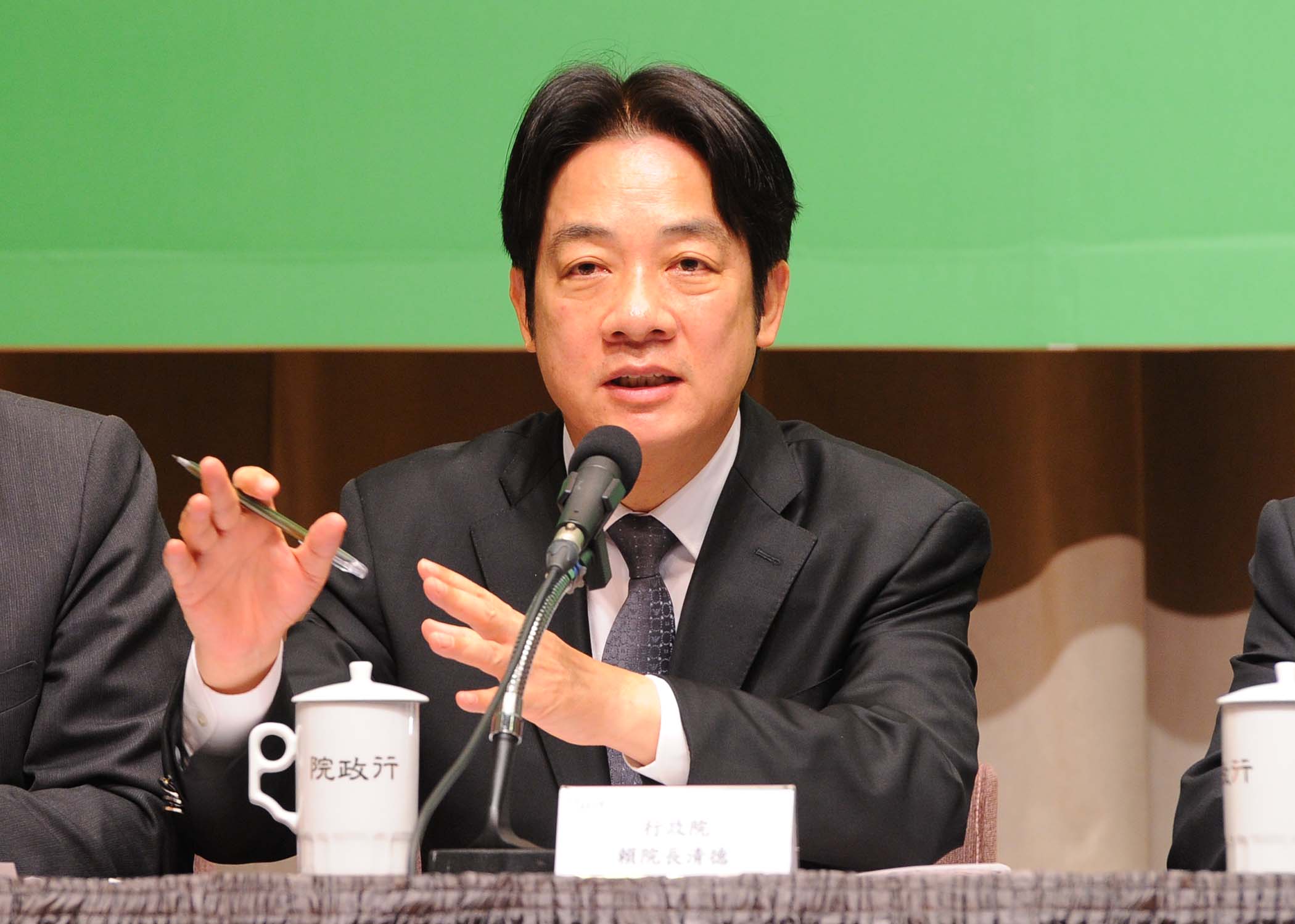 行政院長賴清德今天親自主持記者會，宣布低薪問題的解決方案。（行政院提供）