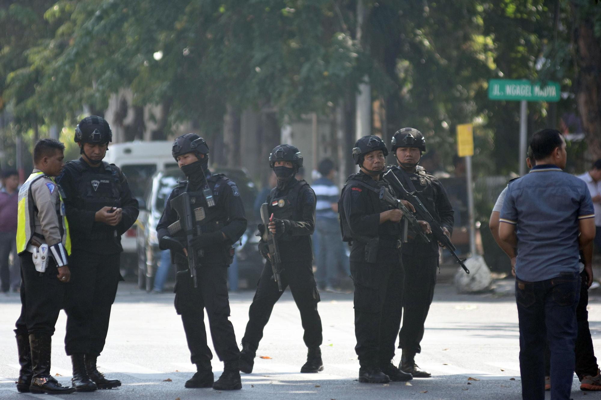 印尼泗水三座教堂星期天遭到自殺炸彈攻擊。印尼反恐警察在爆炸後的無垢聖母教堂外街頭巡邏。（東方IC）