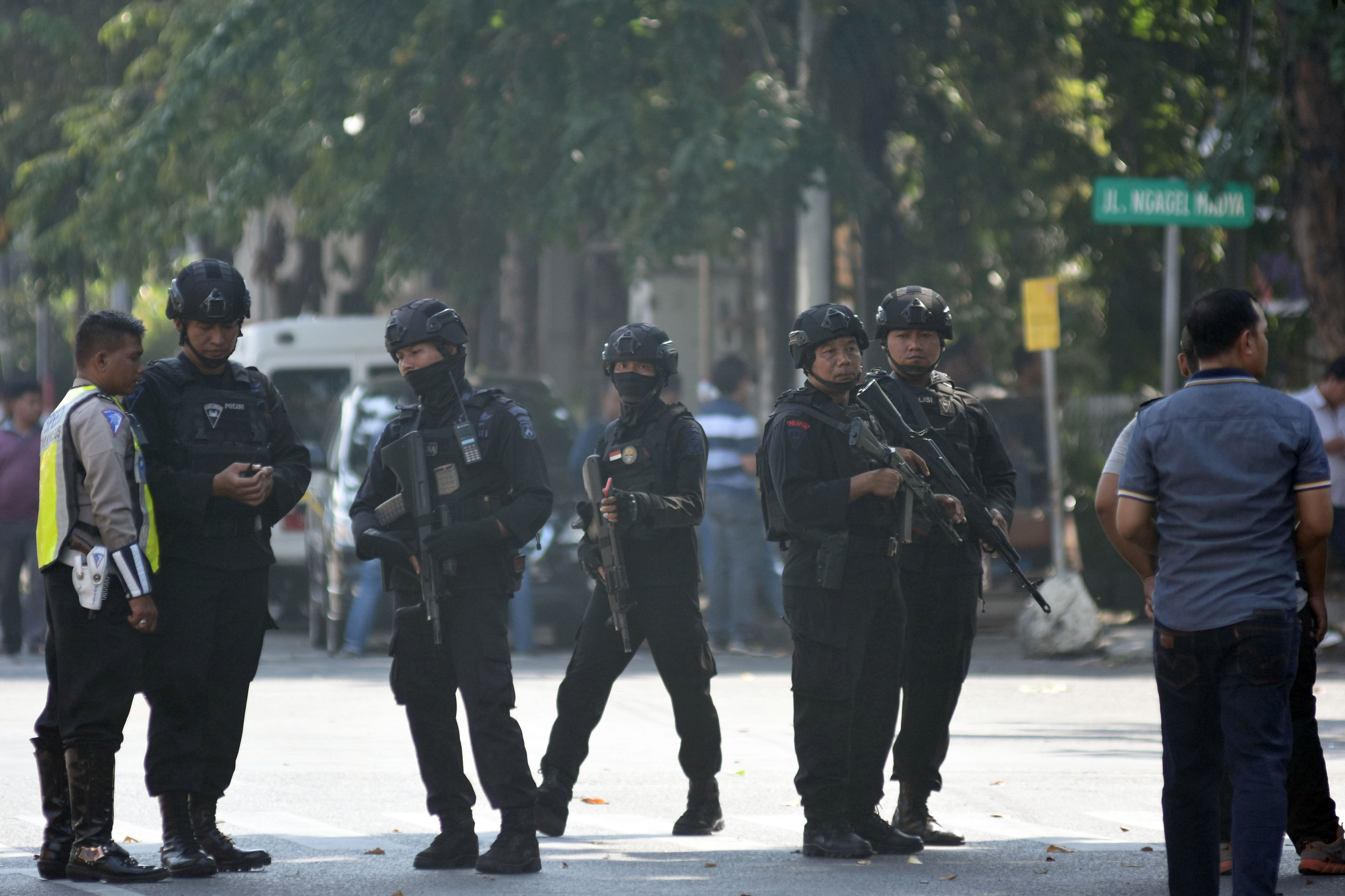 印尼泗水三座教堂星期天遭到自殺炸彈攻擊。印尼反恐警察在爆炸後的無垢聖母教堂外街頭巡邏。（東方IC）