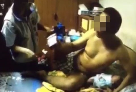 吸毒男子拒捕，竟挾持男嬰當人質。（中山分局提供）