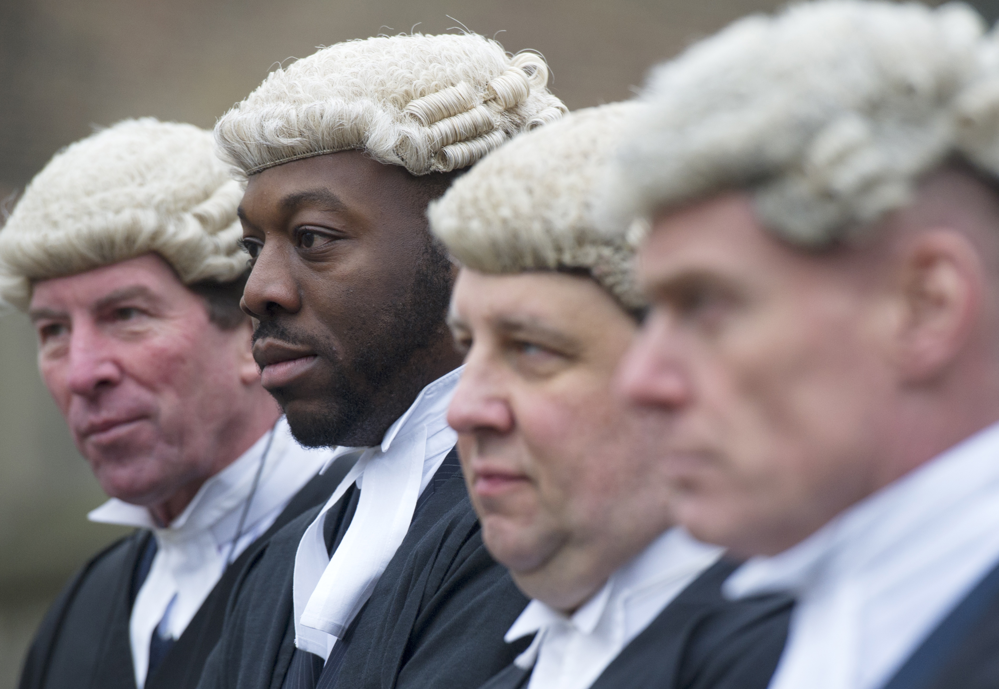 英美律師事務所爭奪頂尖人才。（東方IC）