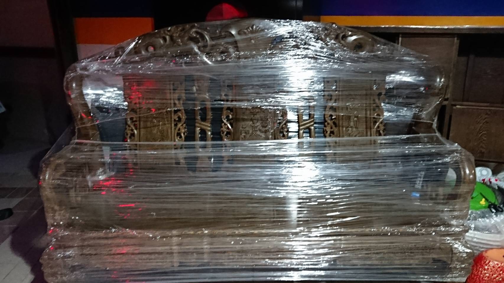 部分債權人指控前進航空前董事長楊健福拿廉價木椅和下市股票抵債，根本未獲得債權人同意。（債權人提供）