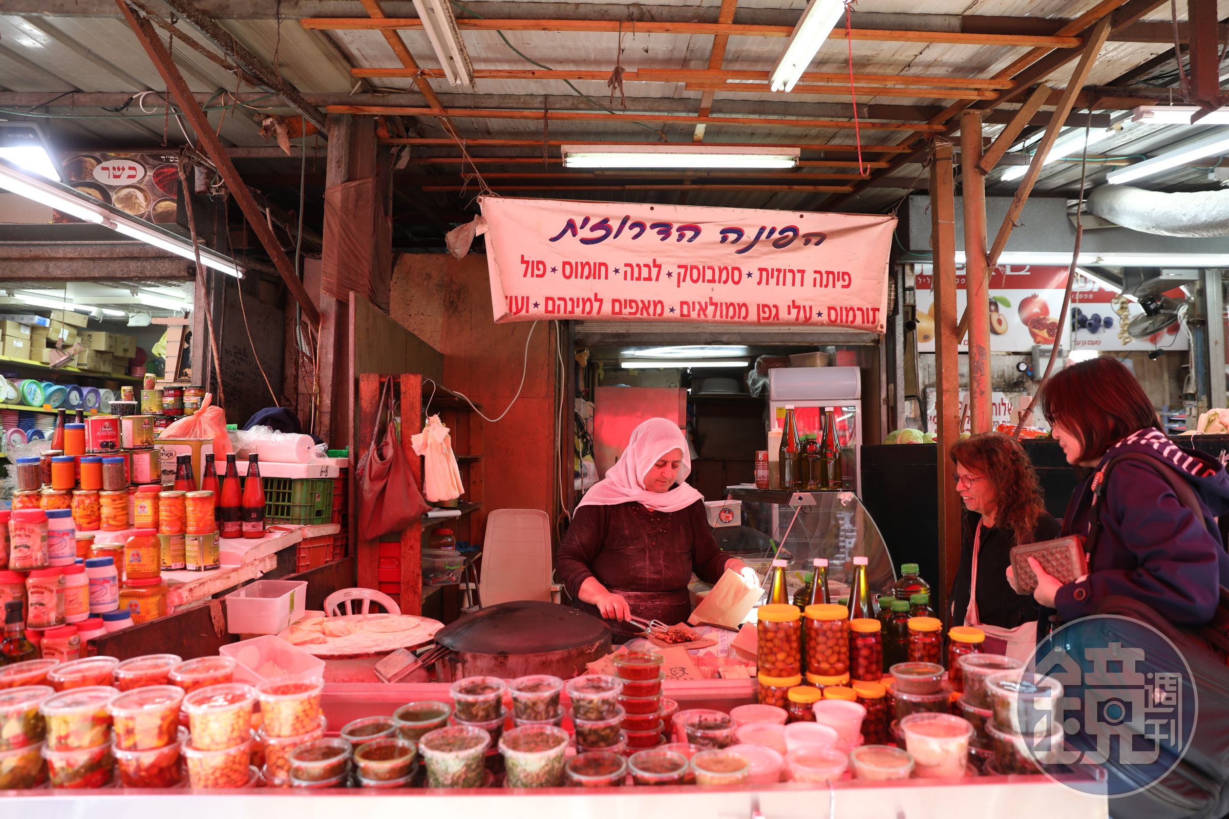 麵餅攤的老媽媽是「Carmel Market」的經典風景。