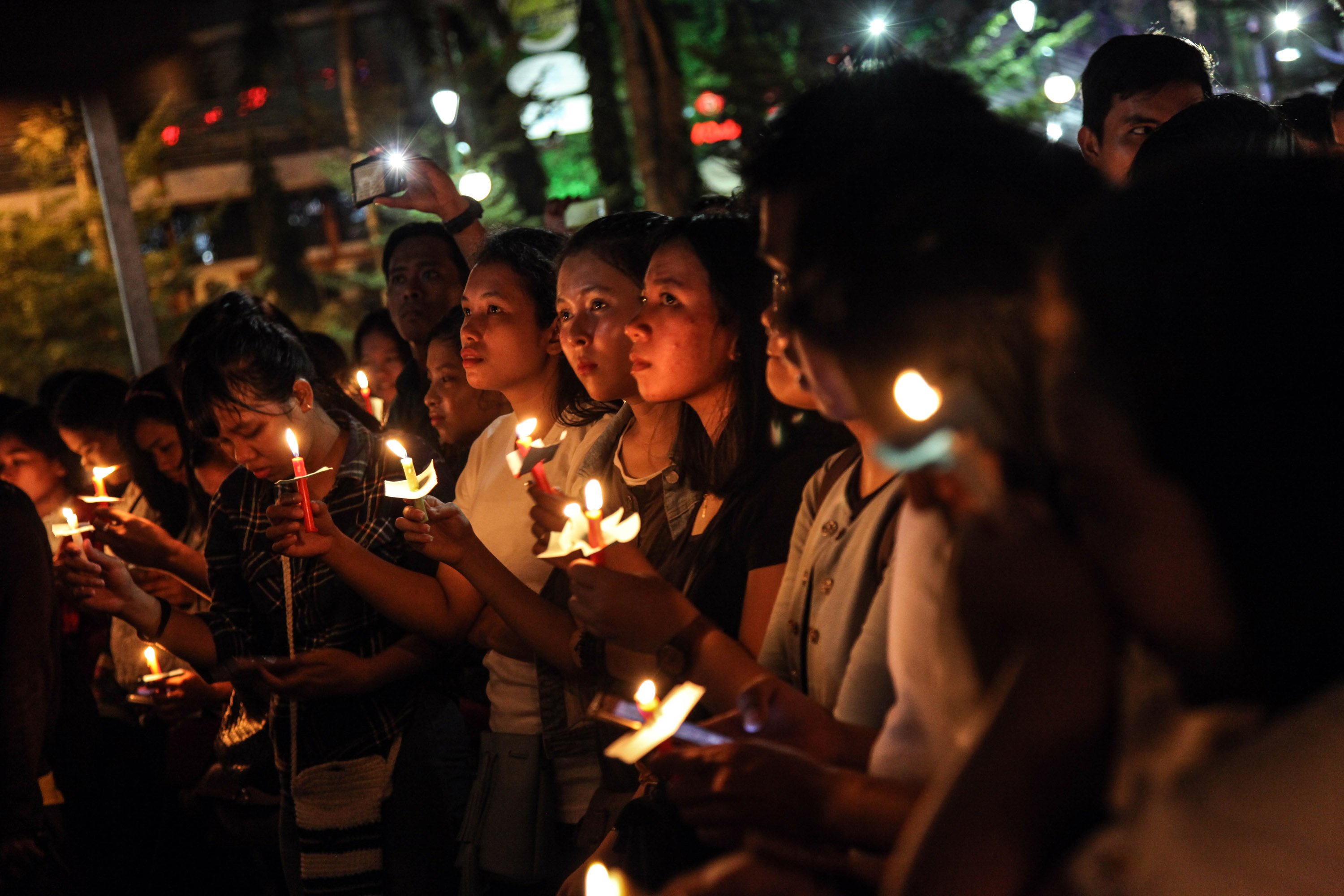 2018年5月13日，印尼棉蘭，民眾點蠟燭為泗水教堂連環自殺攻擊死難者祈禱。（東方IC）