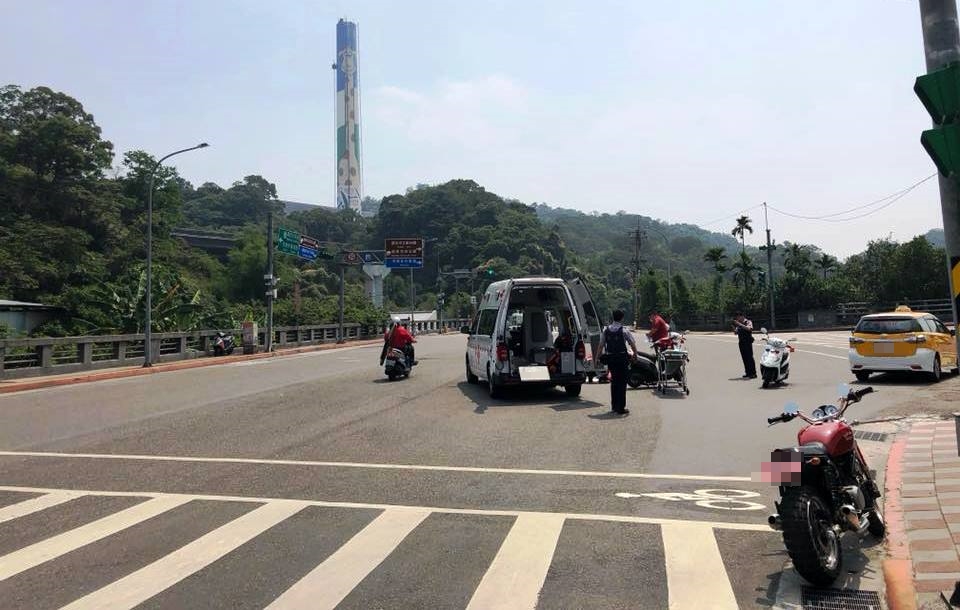 張震嶽在車禍當下也不忘將車禍現場拍下，讓警方辦案有所依據。（翻攝畫面）
