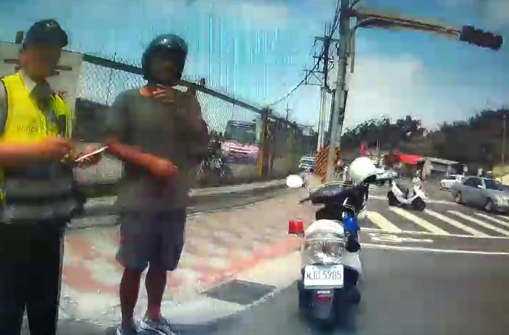 藝人張震嶽意外目睹車禍案件，並主動協同警方作筆錄，但對於經過車輛的冷漠認為：「冷眼一撇真的很不必」。