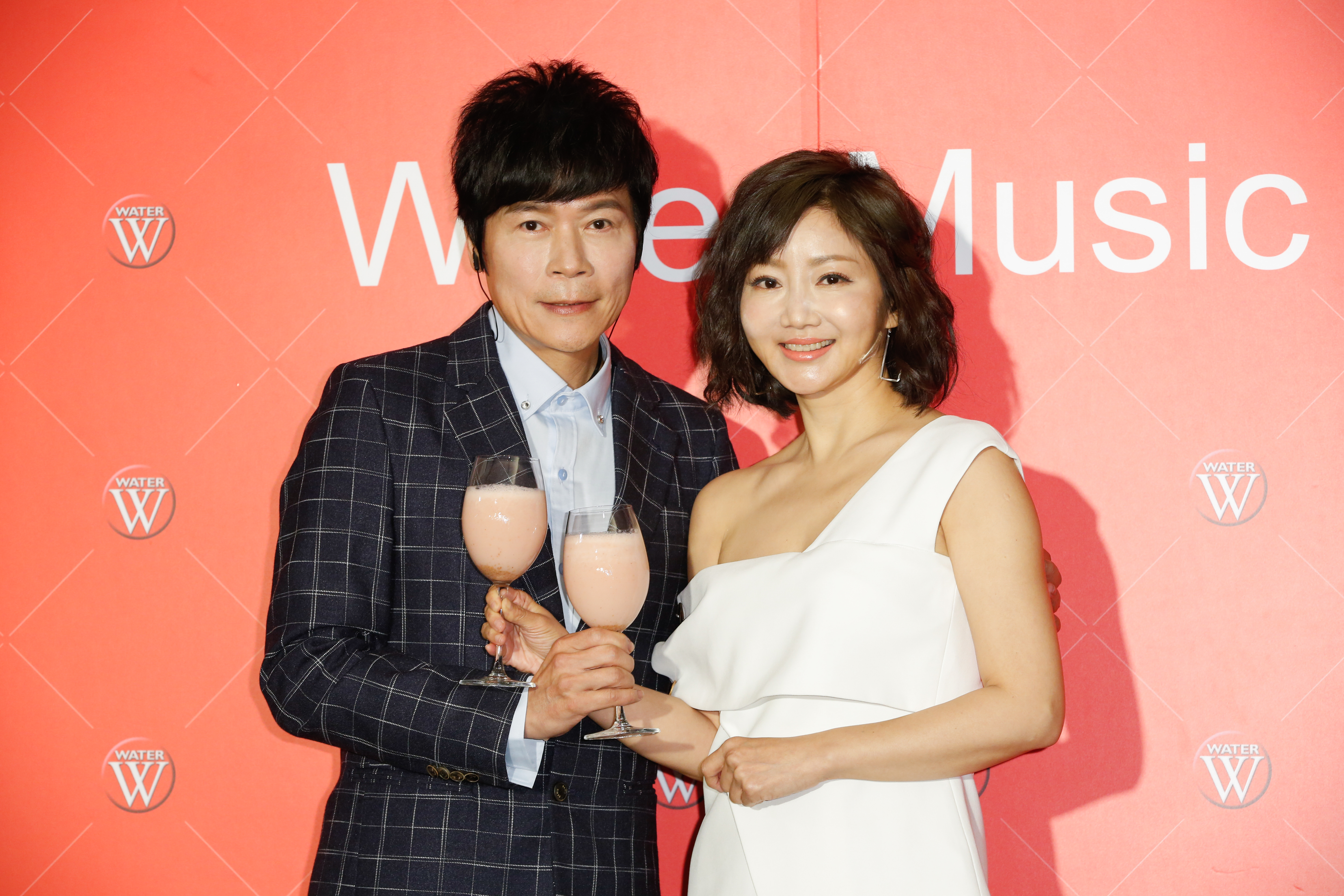 洪榮宏舉辦新專輯《人生車站》發片記者會，老婆張瀞云現身合唱新歌。