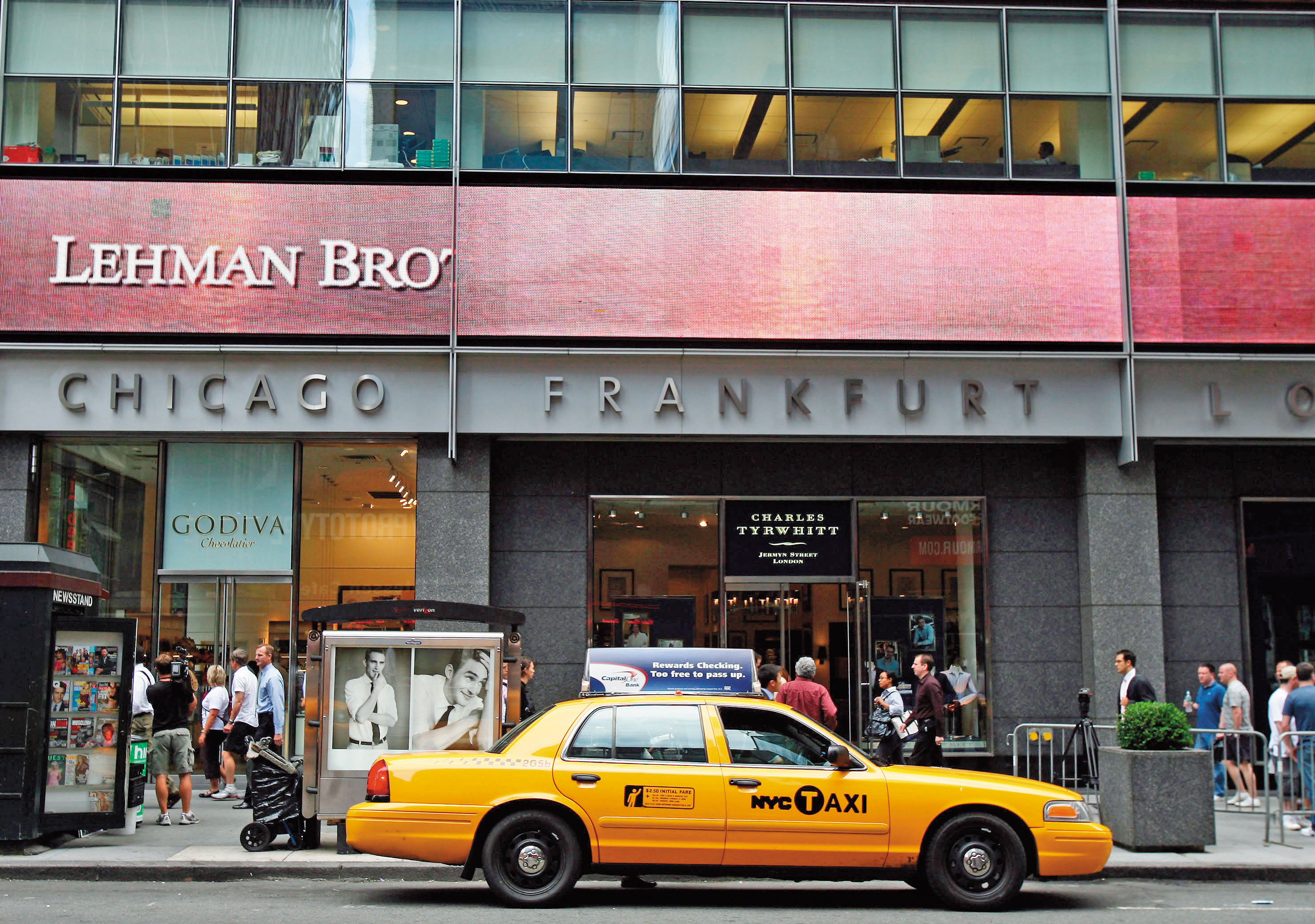 海嘯時雷曼兄弟倒閉，連動債讓投資人受傷慘重，如今連動債重出江湖，投資人最要關心的是發行銀行信用狀況。（東方IC）