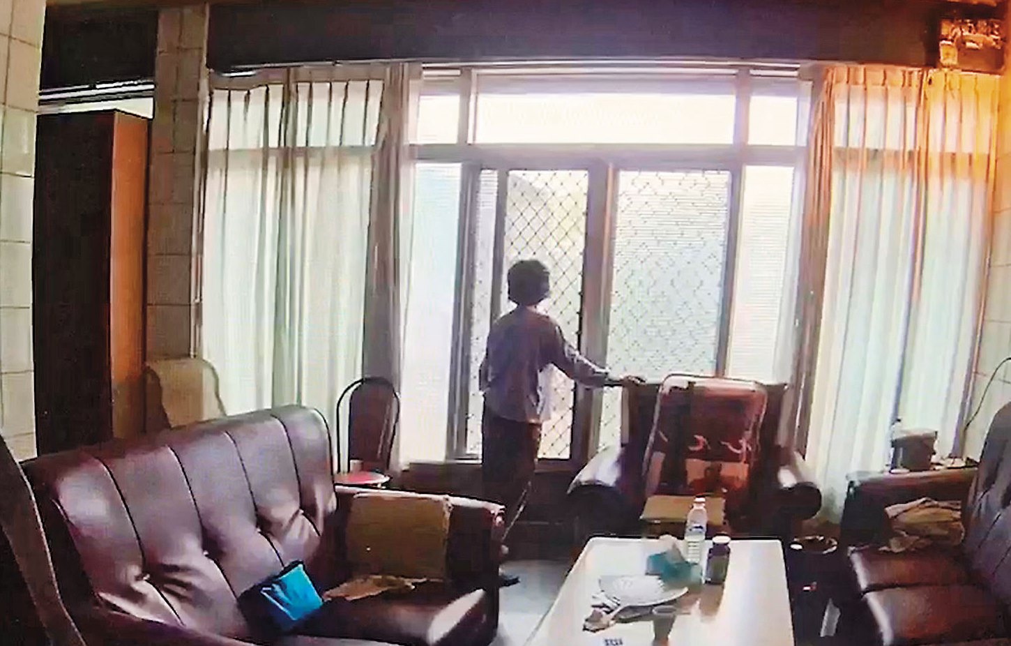 監視器拍到案發上午凶嫌外婆李胡木哖最後的身影，令人不勝唏噓。（翻攝畫面）